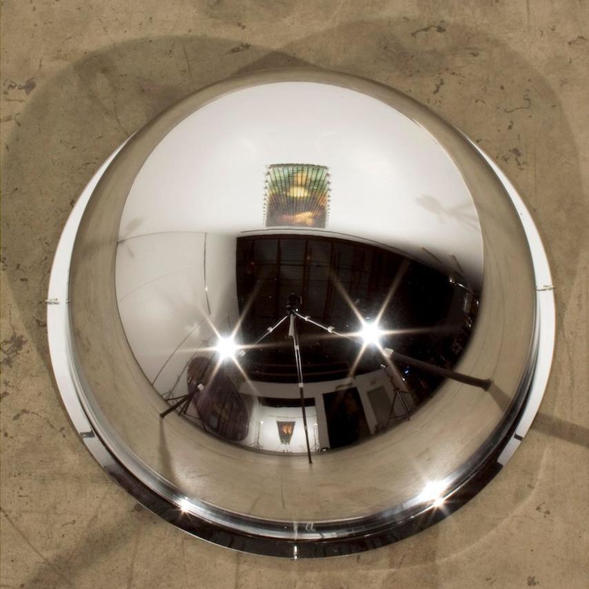 2002 bobines de fil, chaîne à boules et dispositif de suspension en acier inoxydable, miroir hémisphérique

Edition 4 sur 5

Le travail de l'artiste new-yorkaise Devorah Sperber se concentre sur l'intersection de l'art, de la science et de la