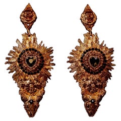 Pendientes Devoción: Elegancia gótica esculpida a mano en oro de 24 quilates Joyas de fantasía