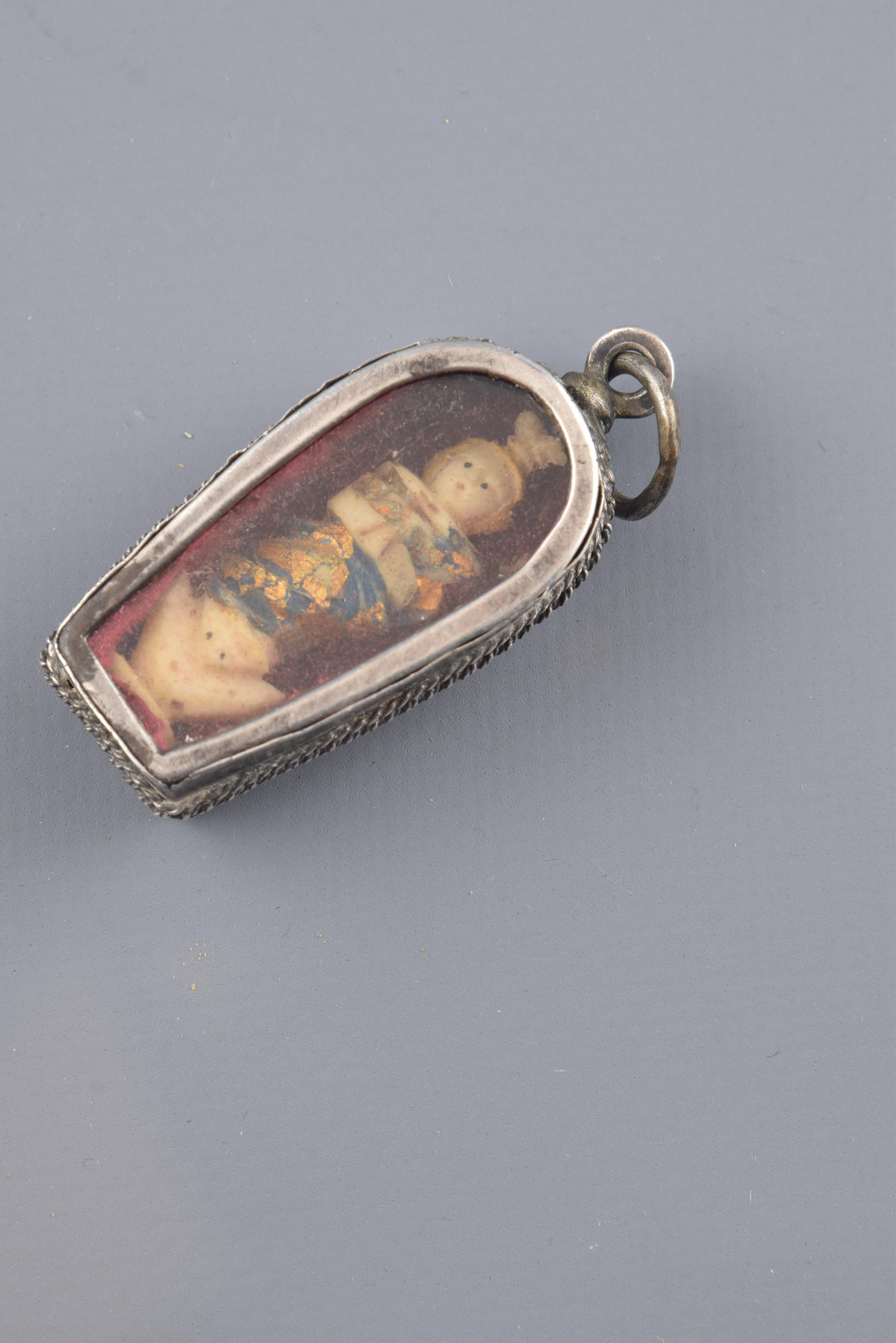 Devotional Pendant, Silver, Bone, Glass, Other, 17th Century In Fair Condition In Madrid, ES