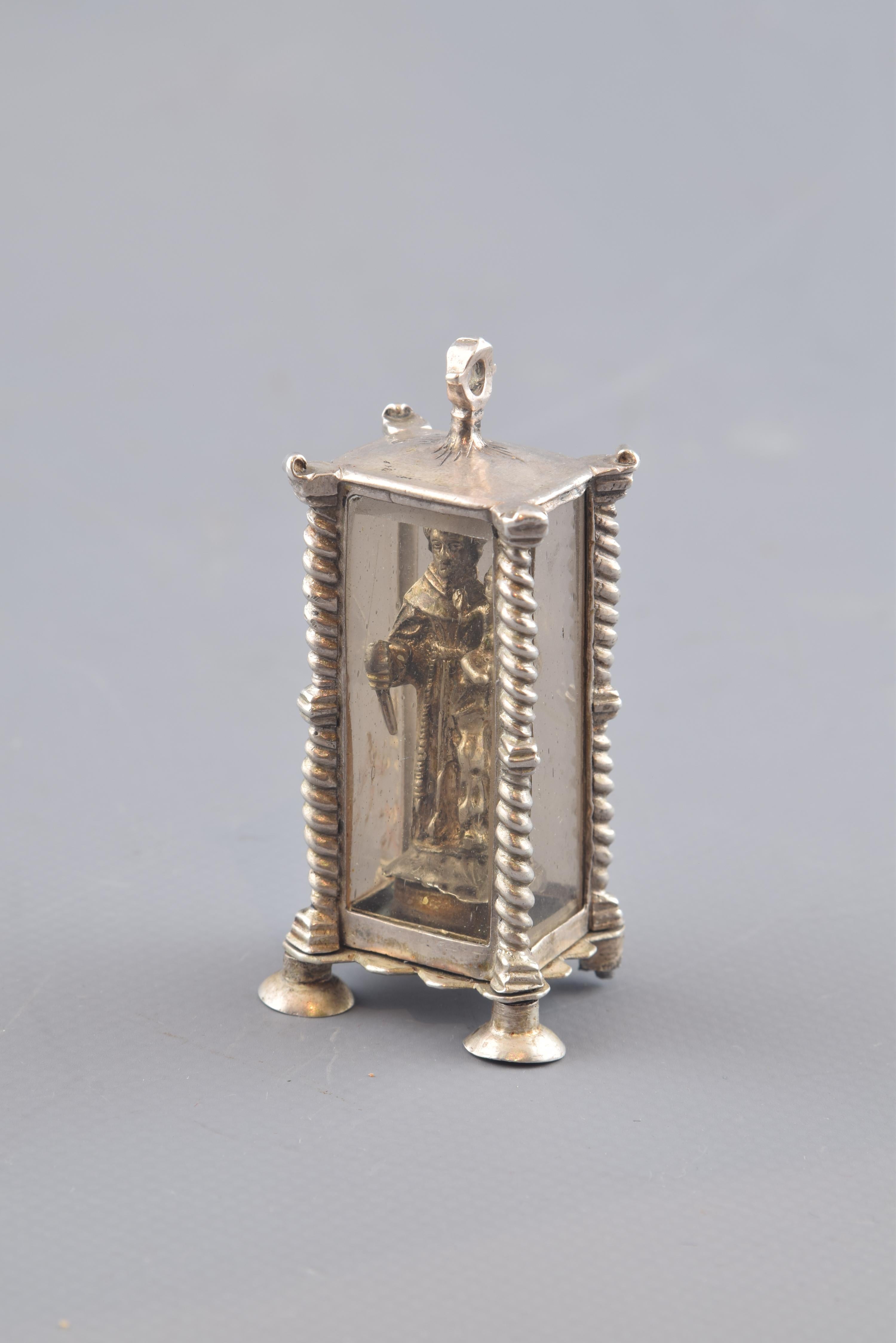 Devotional Pendant, Silver, Glass, 17th Century im Zustand „Relativ gut“ in Madrid, ES