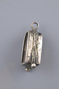 Pendentif dévotionnel:: argent:: verre:: os:: 17ème siècle