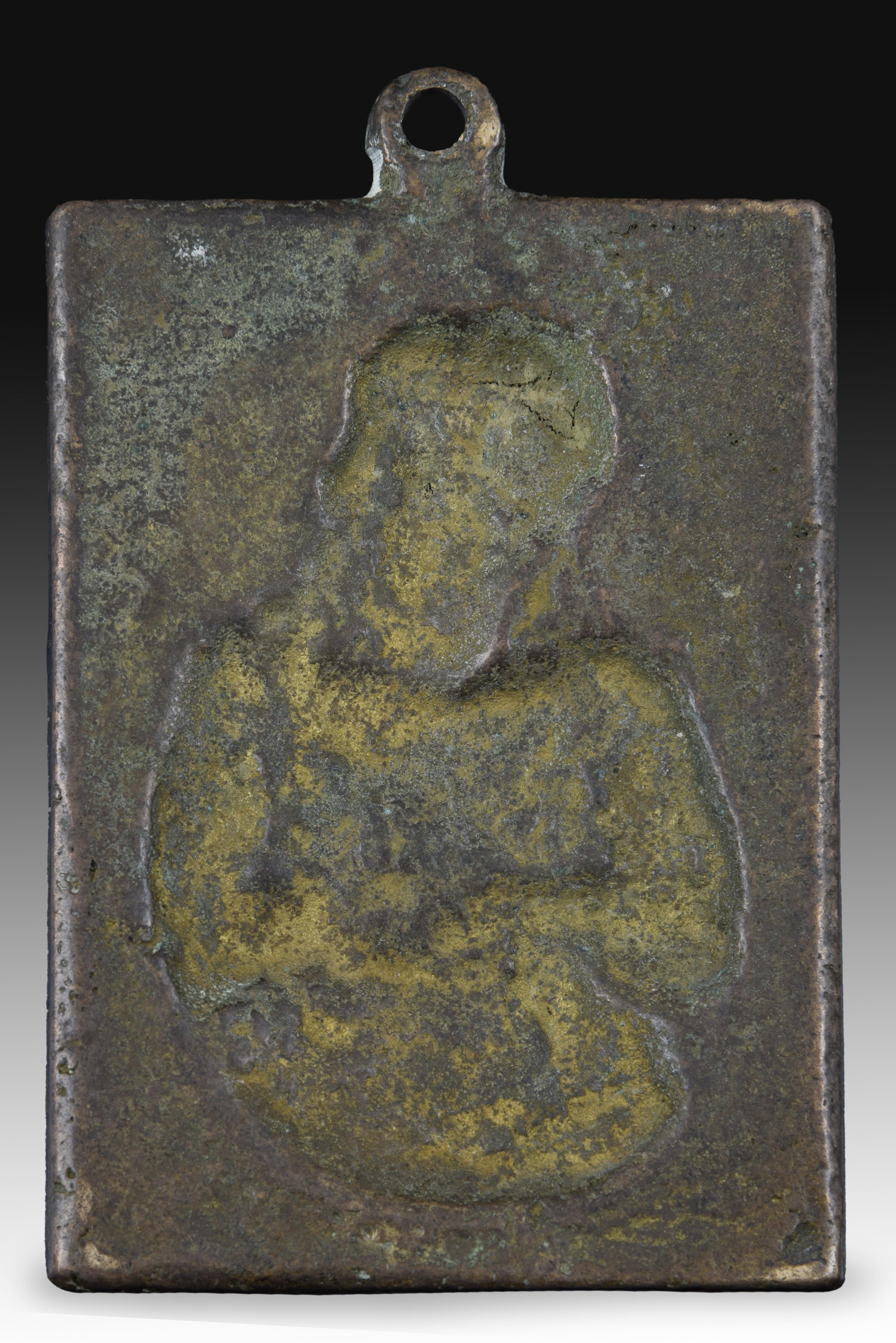 Devotional plaque, Ecce Homo. Bronze, XVII century.
Rectangular devotional plate that shows an image of Christ up to the waist, with the crown of thorns, a crozier, and the hands tied in front, in a very popular and appreciated iconography in the