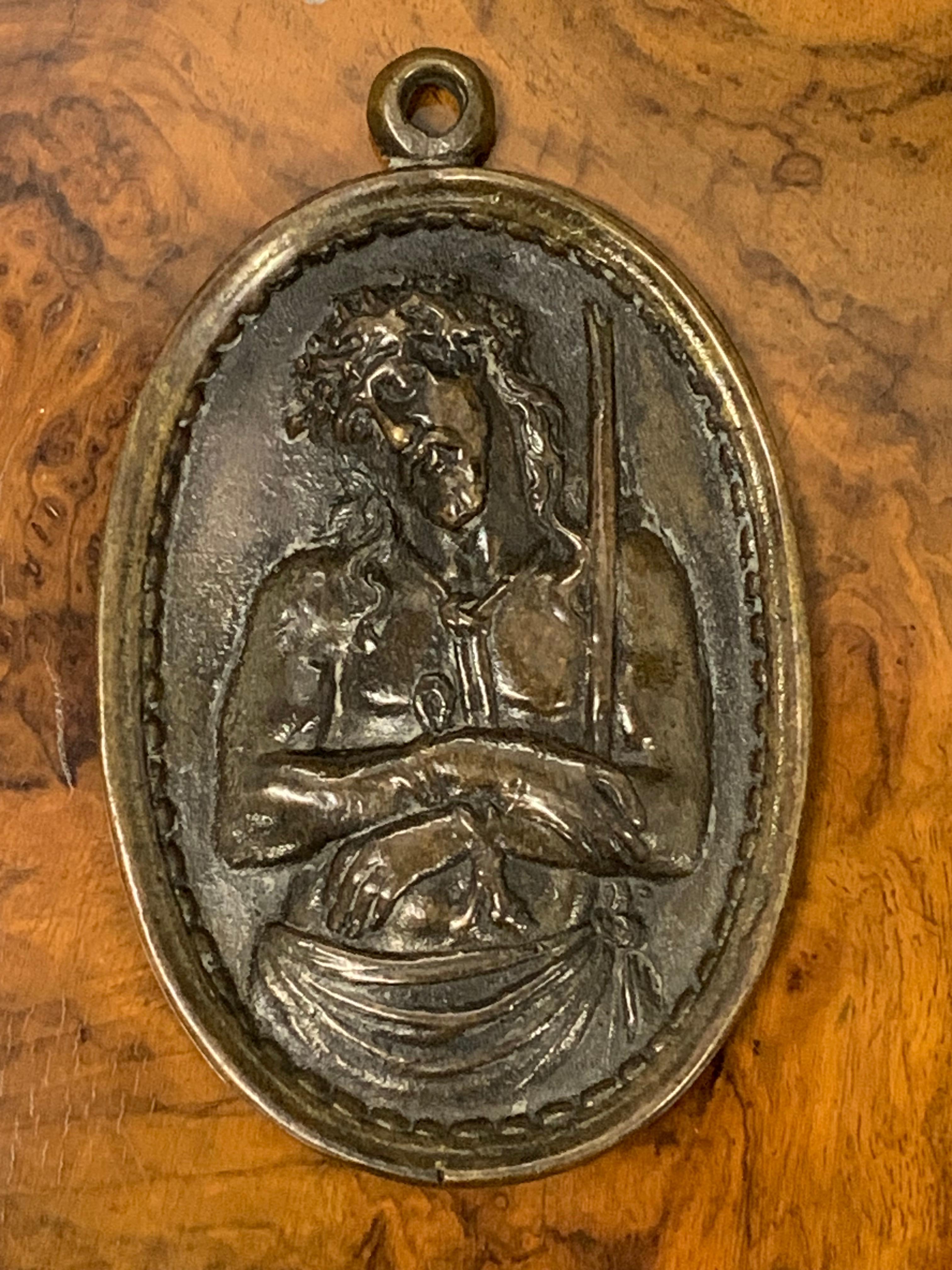 Devotional plaque, Ecce Homo. Bronze. Spanish school, 17th century. 
Bronze devotional plate with an oval shape and a washer at the top that presents a relief within a frame of smooth moldings with a chain of pearls inside. A three-quarter Ecce Homo