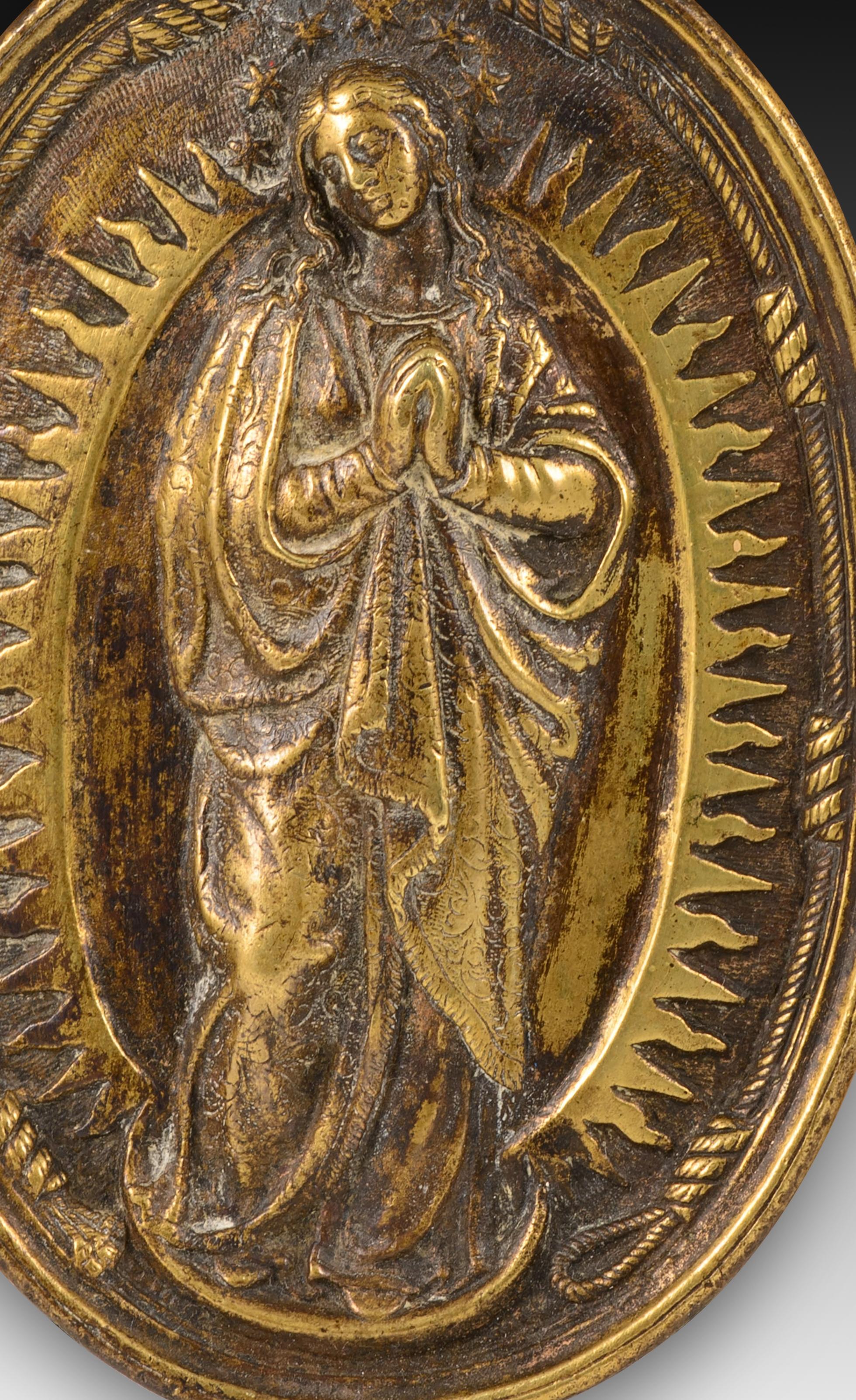  Targa devozionale, Immacolata Concezione. Bronzo. Spanish School, XVII secolo. 
Targa devozionale in bronzo con una rondella nella parte superiore e una forma ovale con un rilievo sulla parte anteriore. Raffigura la Vergine Maria su una mezzaluna,