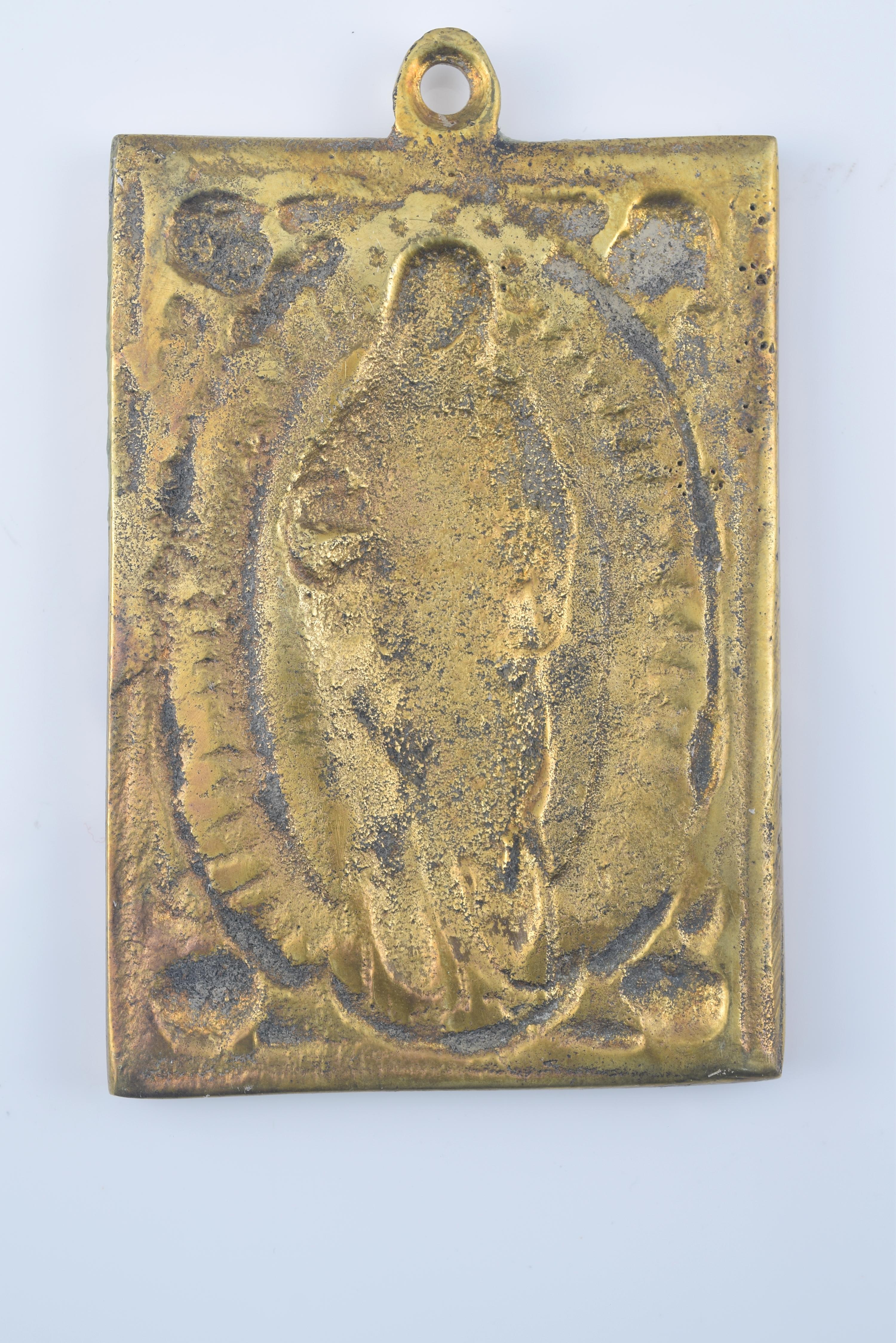 Devotional plaque, Immaculate Conception. Bronze. Spanish school, 19th century. 
Bronze devotional plate with a washer at the top and a rectangular shape that presents a relief on the front. In this you can see the Virgin Mary on a crescent moon,