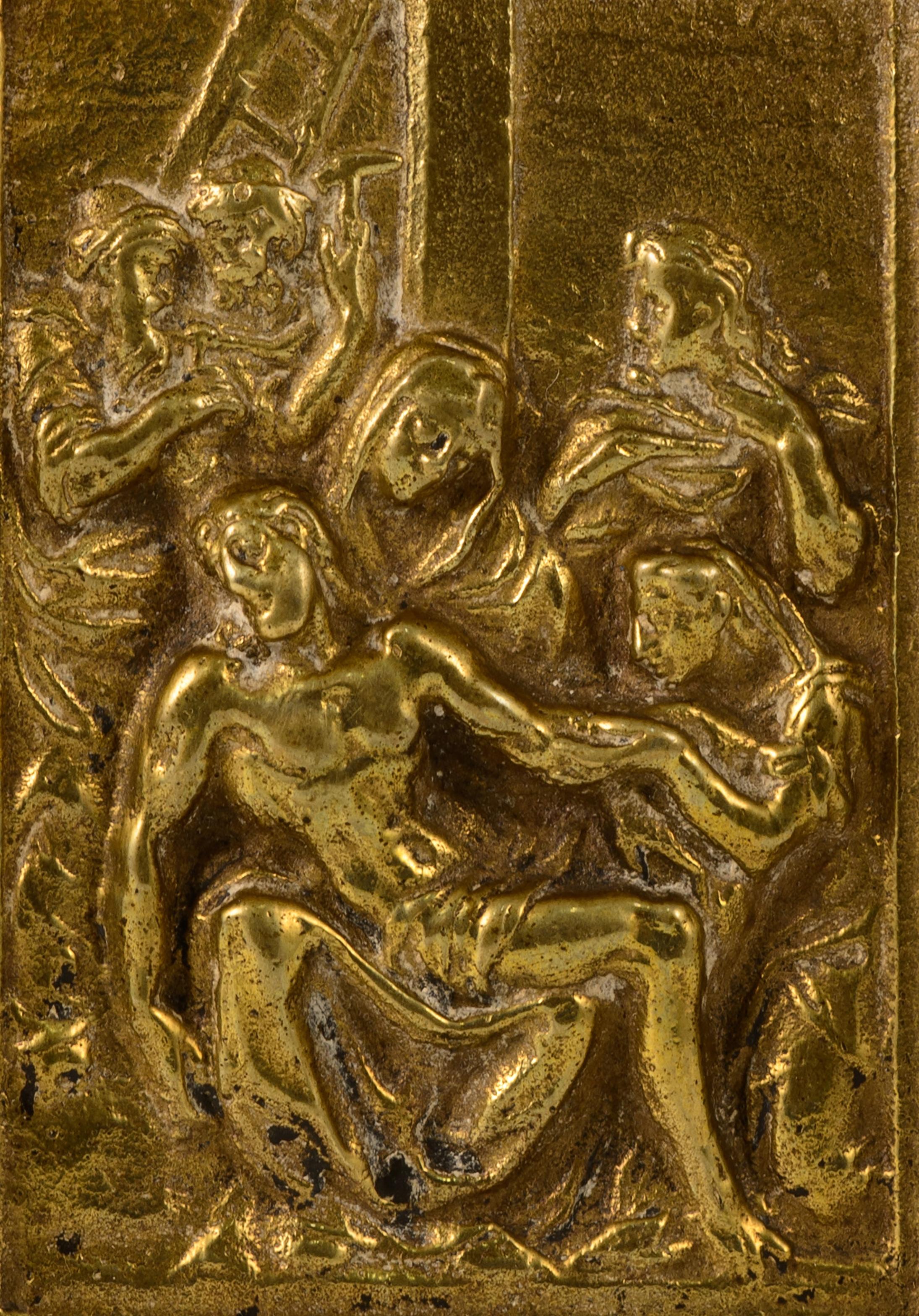  Targa devozionale, Pietà. Bronzo. Spanish School, XVII-XVIII secolo. 
Targa devozionale rettangolare, realizzata in bronzo, con un anello nella parte superiore, una cornice modellata e un tema figurativo in rilievo sulla parte anteriore. Raffigura