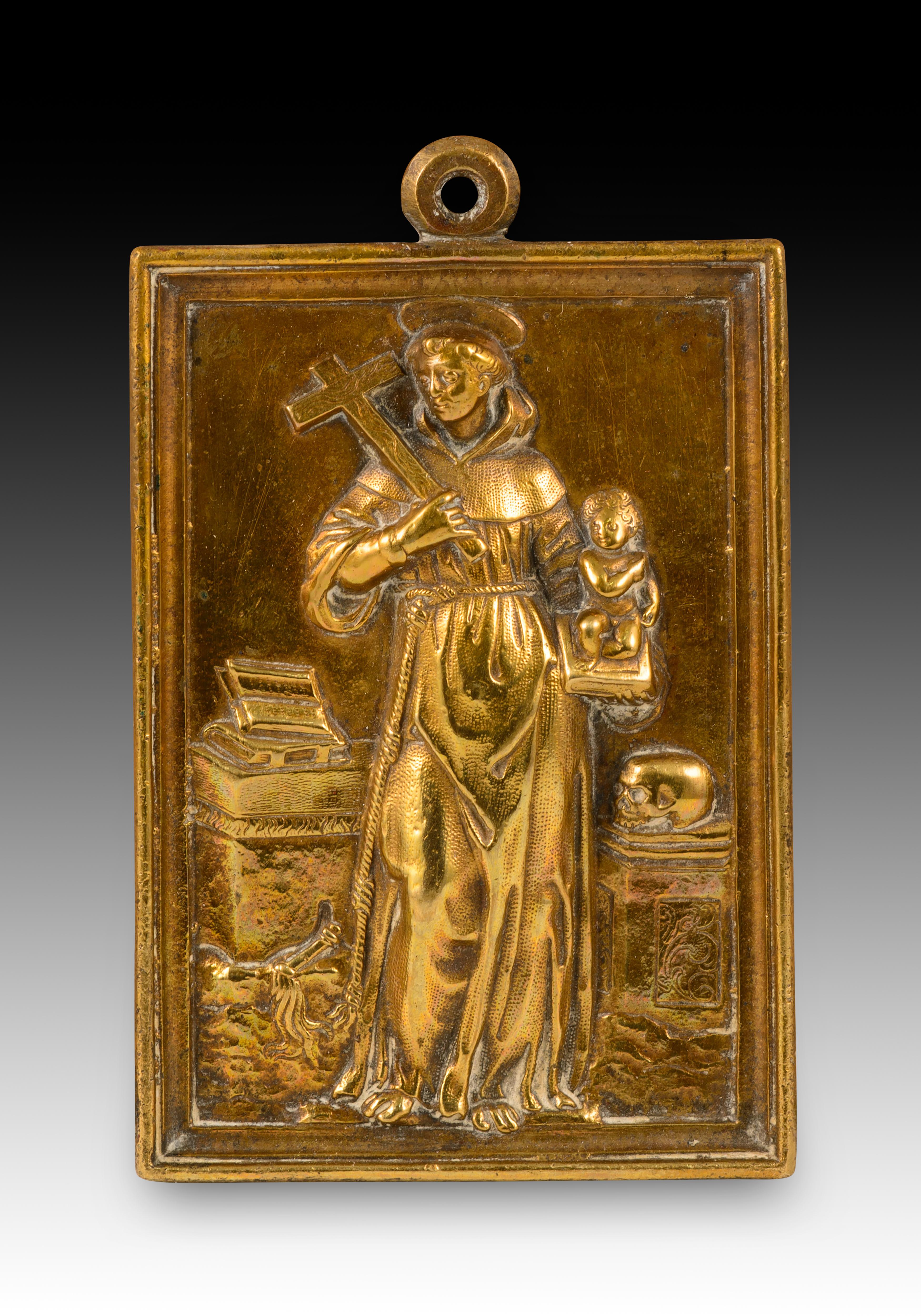 Targa devozionale, Sant'Antonio di Padova. Bronzo. Spanish School, XVII secolo. 
Targa devozionale rettangolare in bronzo con un anello nella parte superiore, una cornice modellata e una rappresentazione figurativa in rilievo sulla parte anteriore.