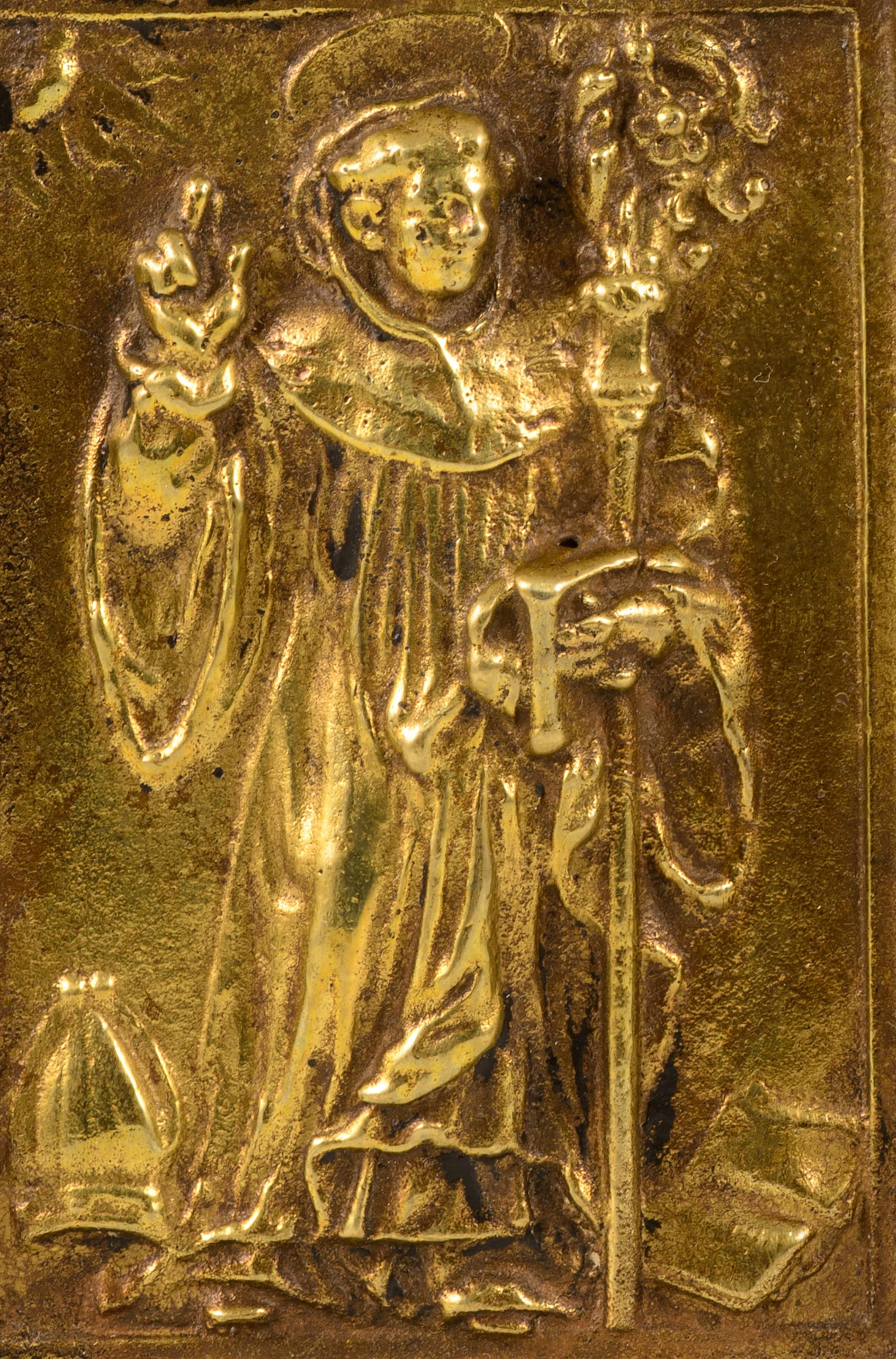 Targa devozionale, San Benedetto di Nursia. Bronzo. Spanish School, XVII secolo. 
Targa devozionale rettangolare in bronzo con un anello nella parte superiore, una cornice modellata e una rappresentazione figurativa in rilievo sulla parte anteriore.
