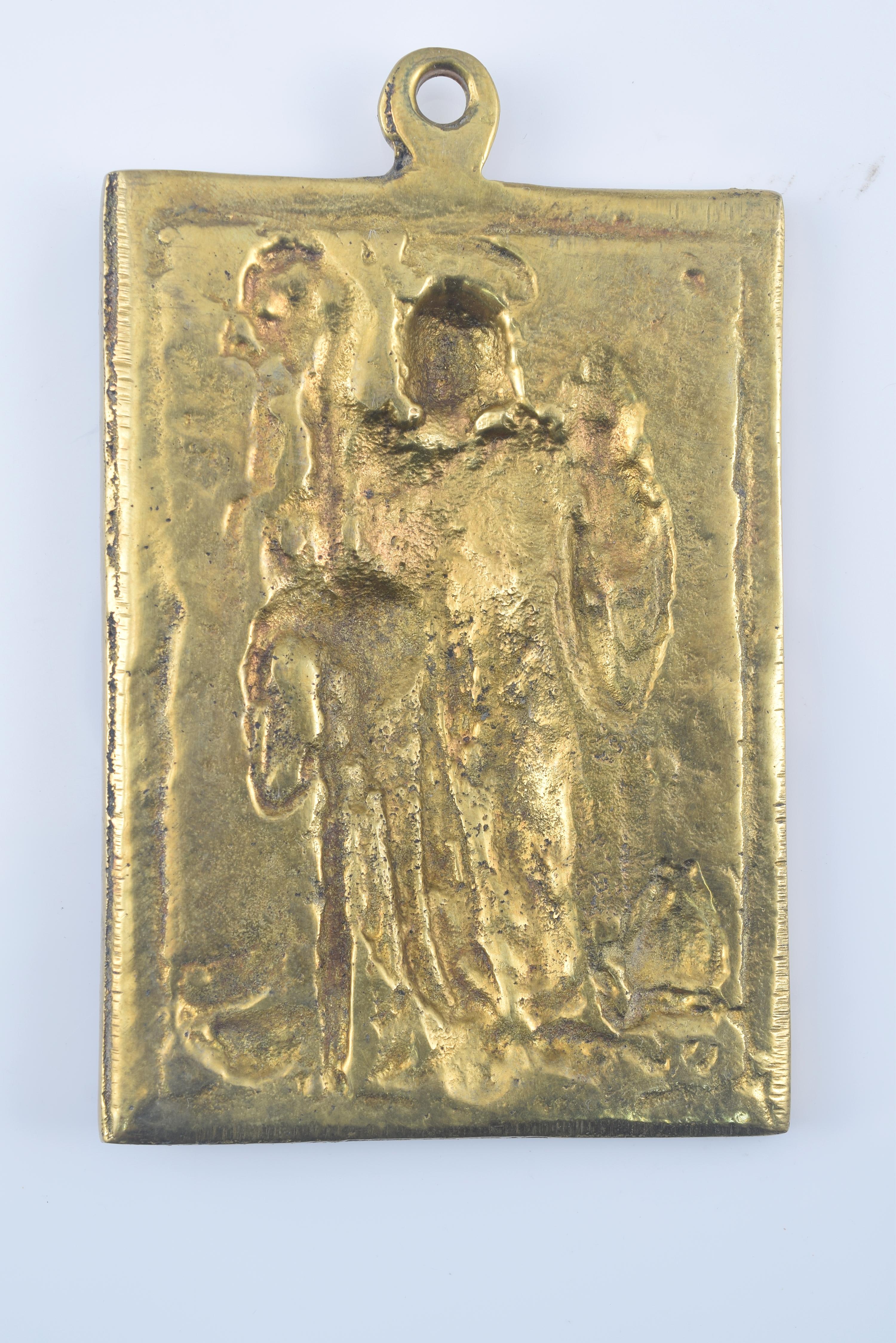 Devotional plaque, Holy Bishop. Bronze. Spanish school, 19th century. 
Rectangular devotional plate with a ring at the top and smooth moldings enhancing a figurative relief. You can see a male figure with a halo, carrying a bishop's staff, and is