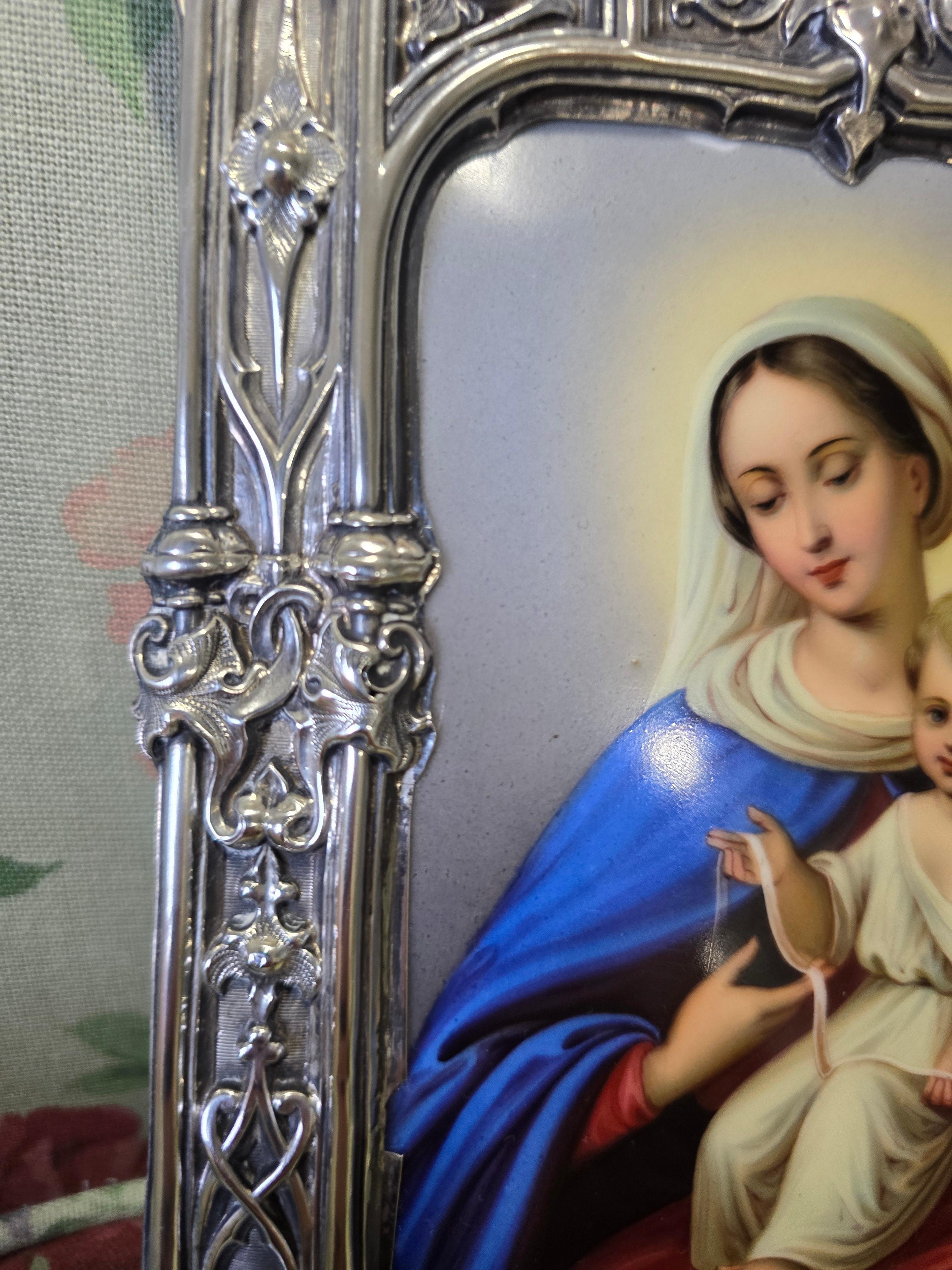 Devotionale Plakette der Jungfrau und des Kindes in Emaille und Silberbeschlägen. Frankreich im Zustand „Gut“ im Angebot in Madrid, ES