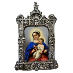 Plaque dévotionnelle pour la Vierge et l'enfant en émail et monture en argent. France