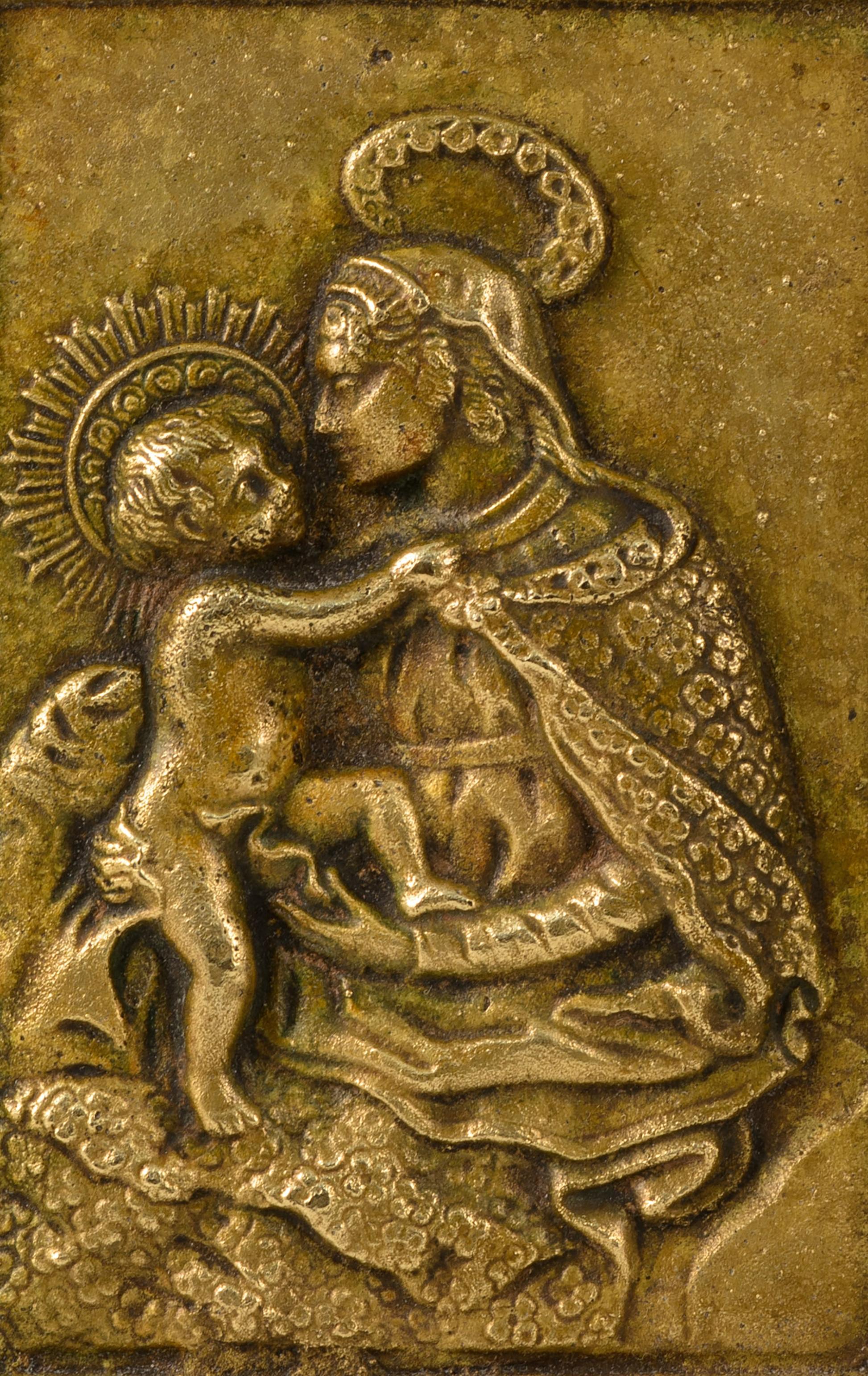  Targa devozionale, Vergine & Child. Bronzo. Spanish School, XVII secolo.
 Targa devozionale rettangolare, realizzata in bronzo, con un anello nella parte superiore, una cornice modellata e un tema figurativo in rilievo sulla parte anteriore.
