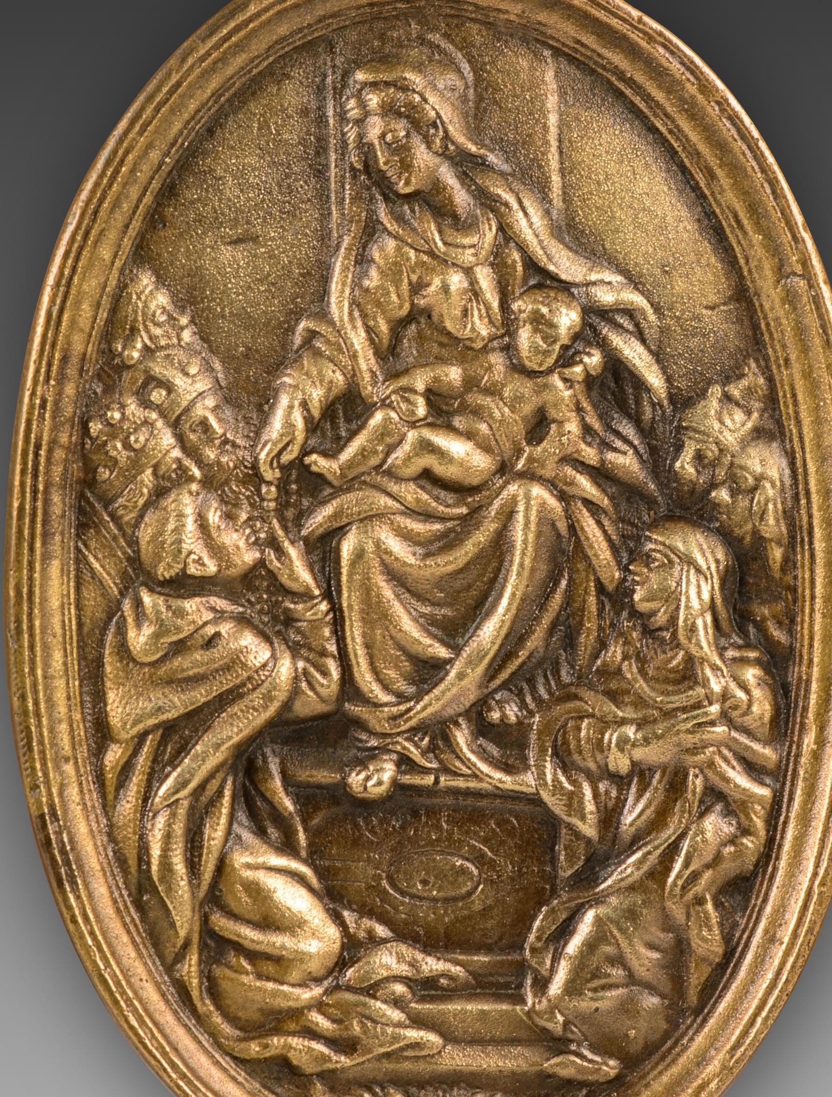  Plaque de dévotion, Vierge du Rosaire et Saints. Bronze. XVIIe-XVIIIe siècles.
 Plaque de dévotion ovale avec un listel moulé et une poignée au sommet, décorée d'un relief représentant Notre-Dame du Rosaire, assise avec l'Enfant sur ses genoux,