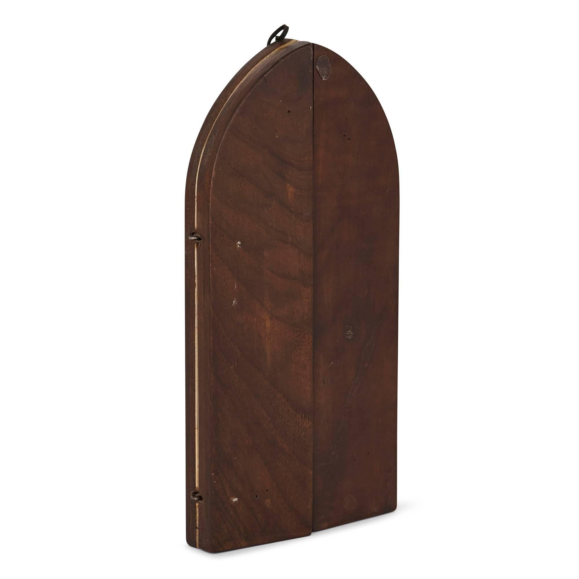Dieses exzellente Knochentriptychon ist ein äußerst seltenes und ungewöhnliches Stück mit wunderbar detaillierten Gravuren der Madonna. Das Triptychon hat die Form eines Bogens und ist mit einem Holzrahmen hinterlegt, dessen Seiten sich zum