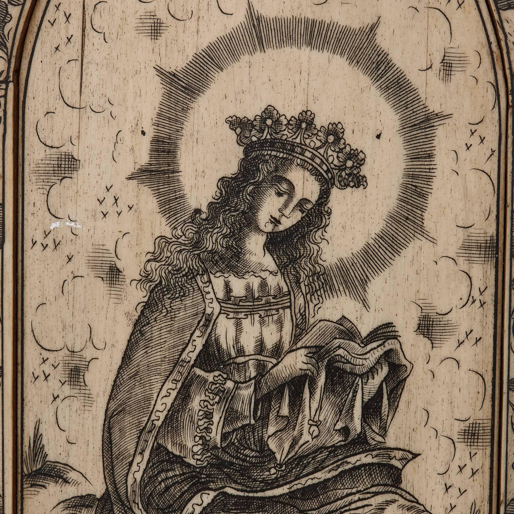 Dreidimensionales Triptychon mit eingravierten Darstellungen der Madonna (Europäisch) im Angebot