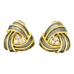 Orecchini triangolari Soft Geometry con diamante DeVroomen 18 carati e smalto Basse-Taille