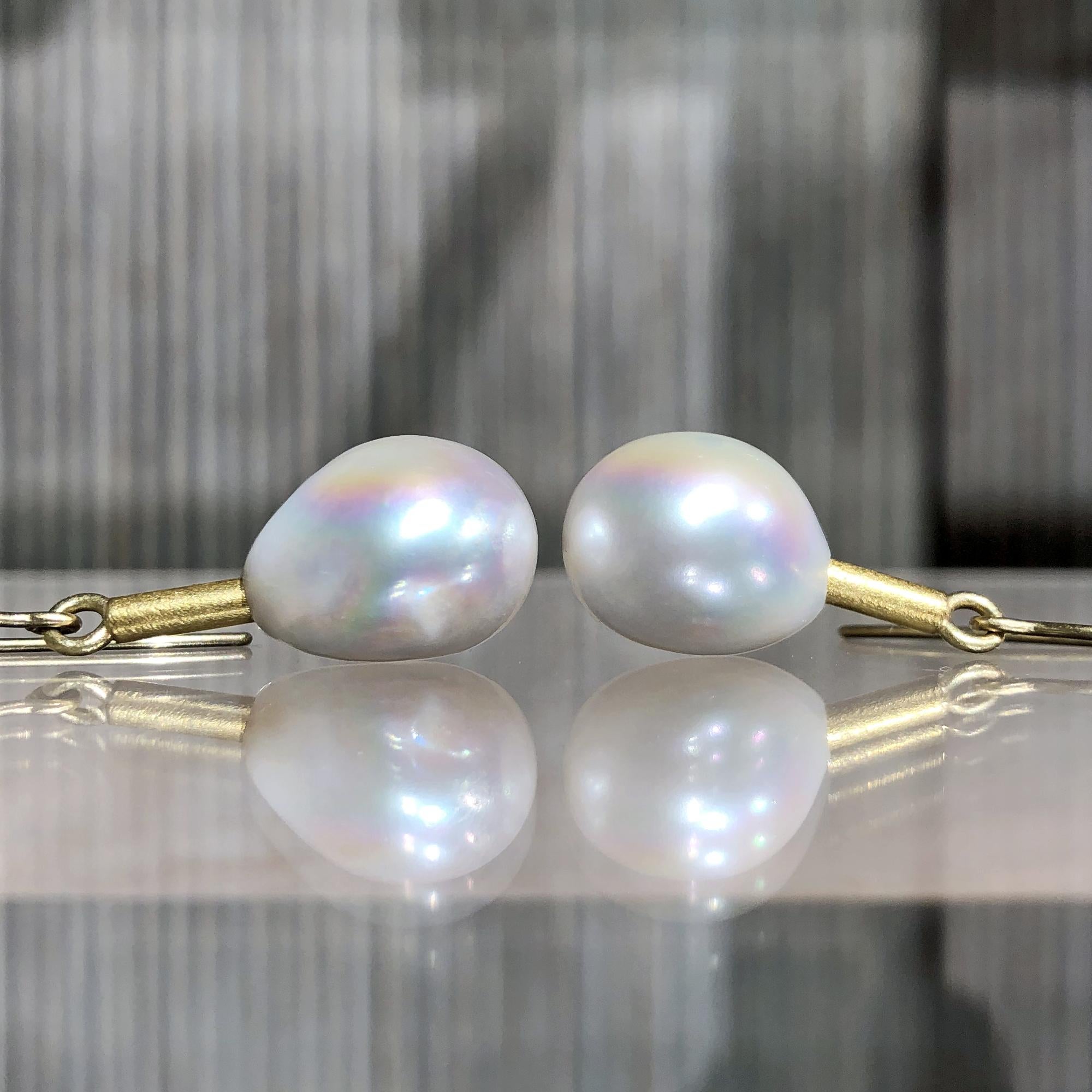 Devta Doolan Baroque Freshwater Pearl Gold Sleeve Drop Earrings im Zustand „Neu“ in Dallas, TX