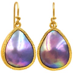 Devta Doolan - Boucles d'oreilles pendantes en perles Mabe de la mer de Cortez iridescentes