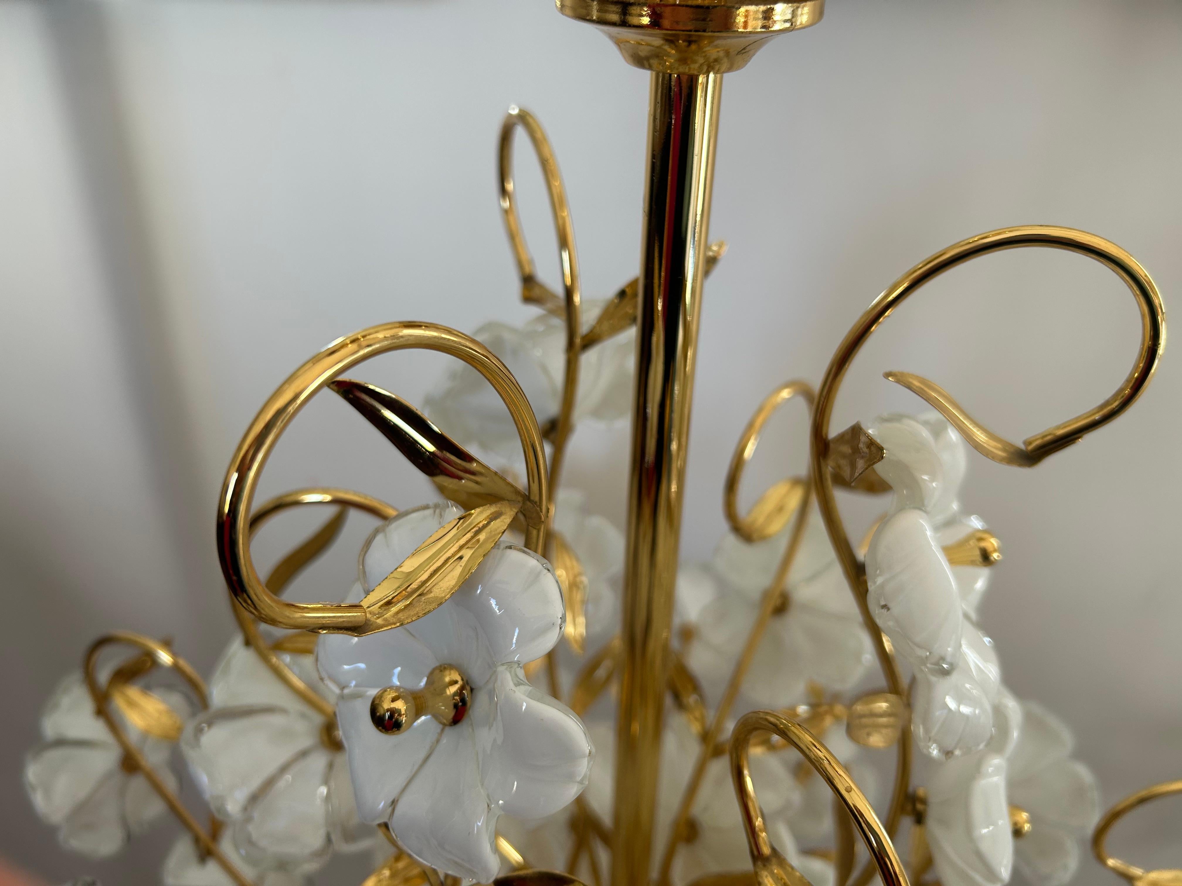 Dew and Gold, Majestic Murano White Flowers Chandelier, 1980's im Angebot 2