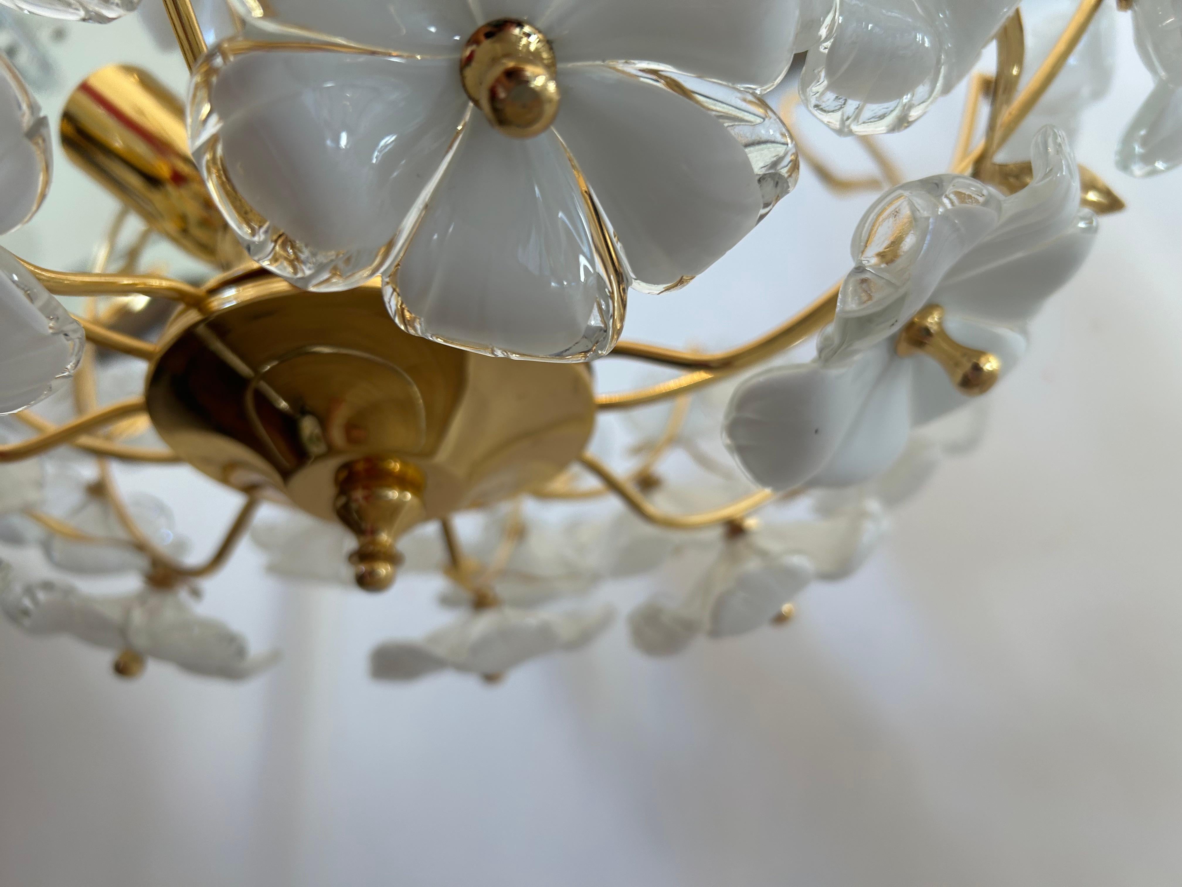 Dew and Gold, Majestic Murano White Flowers Chandelier, 1980's im Angebot 3