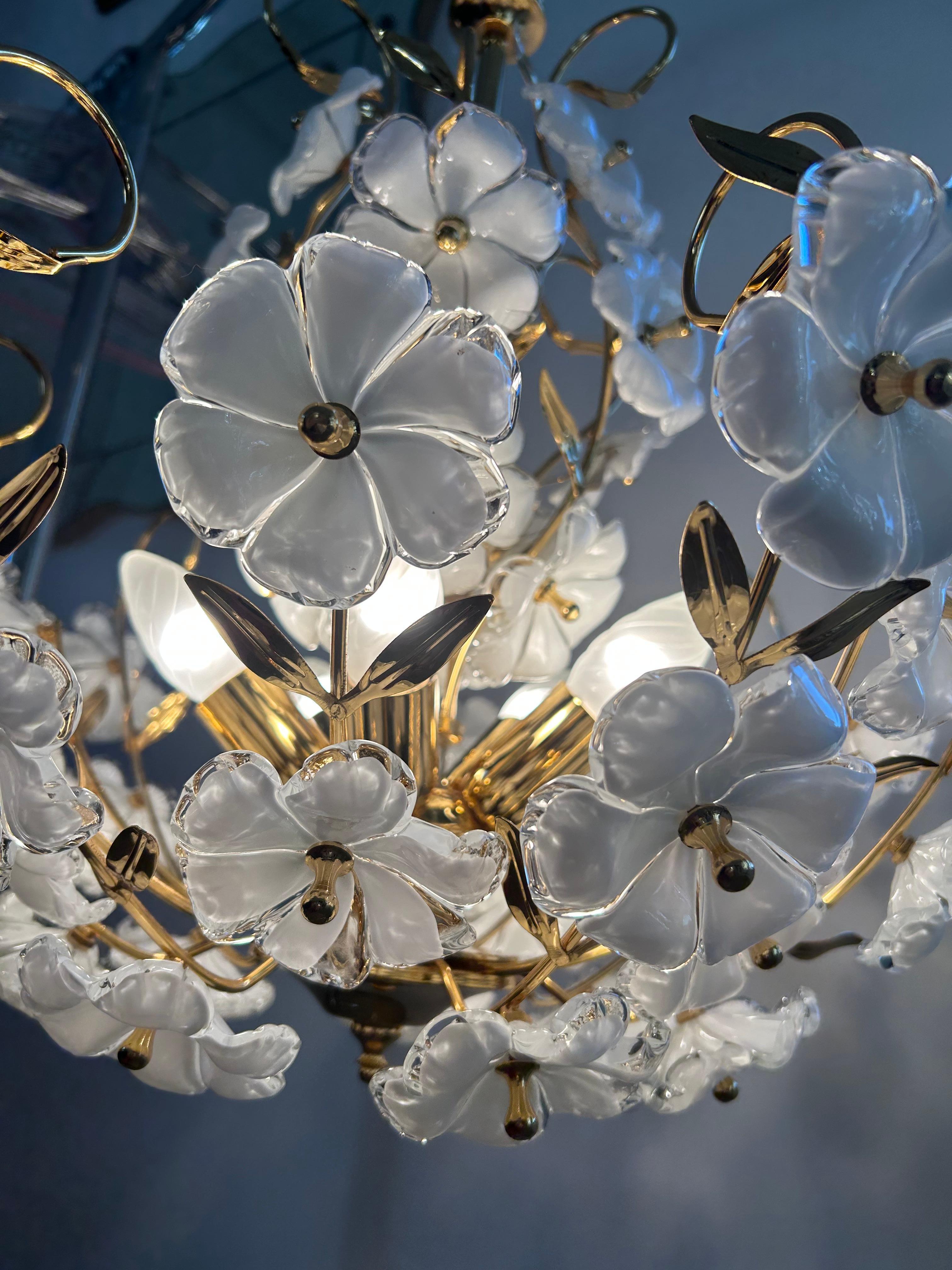 Dew and Gold, Majestic Murano White Flowers Chandelier, 1980's im Angebot 5