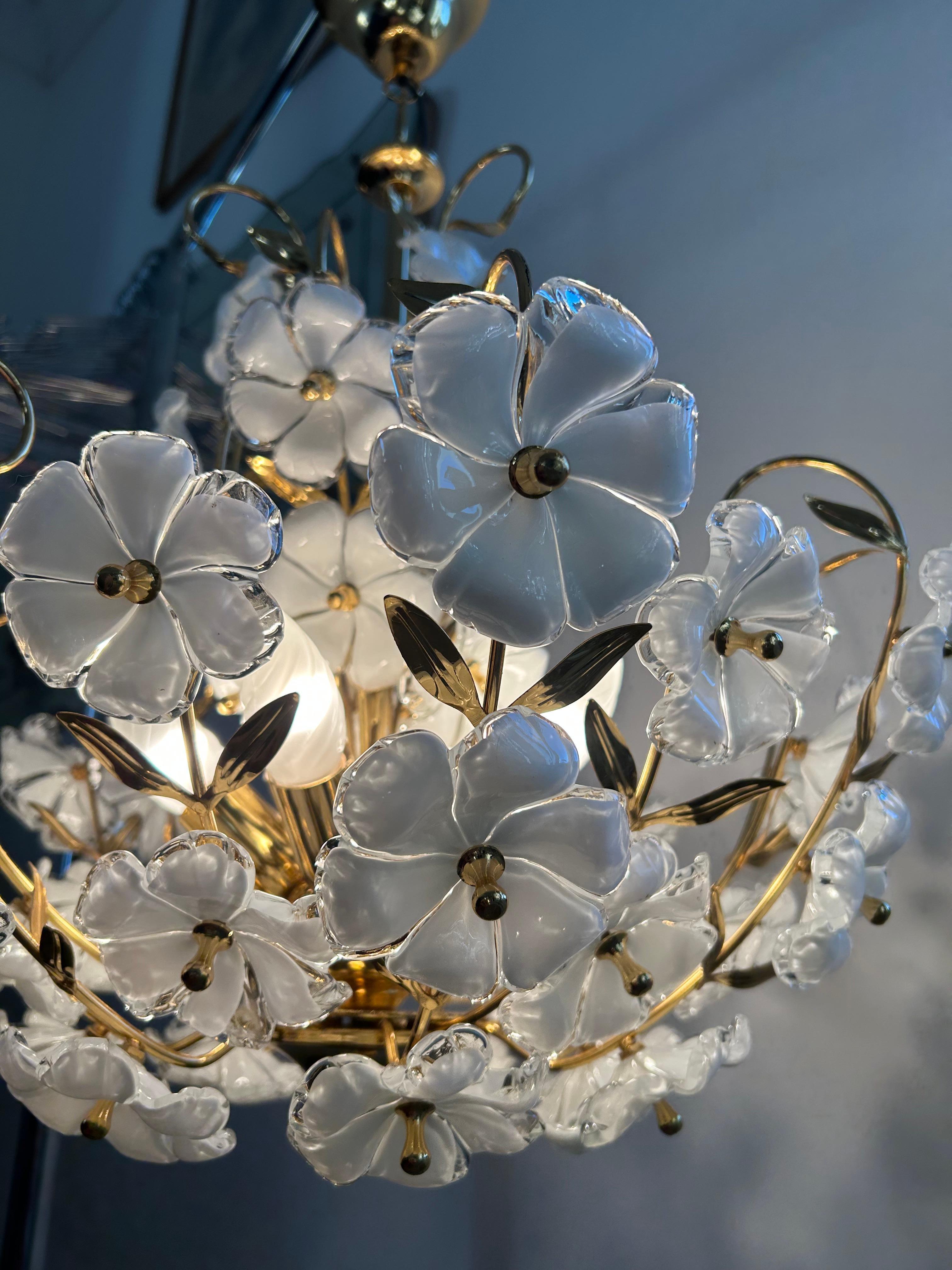 Dew and Gold, Majestic Murano White Flowers Chandelier, 1980's im Angebot 6