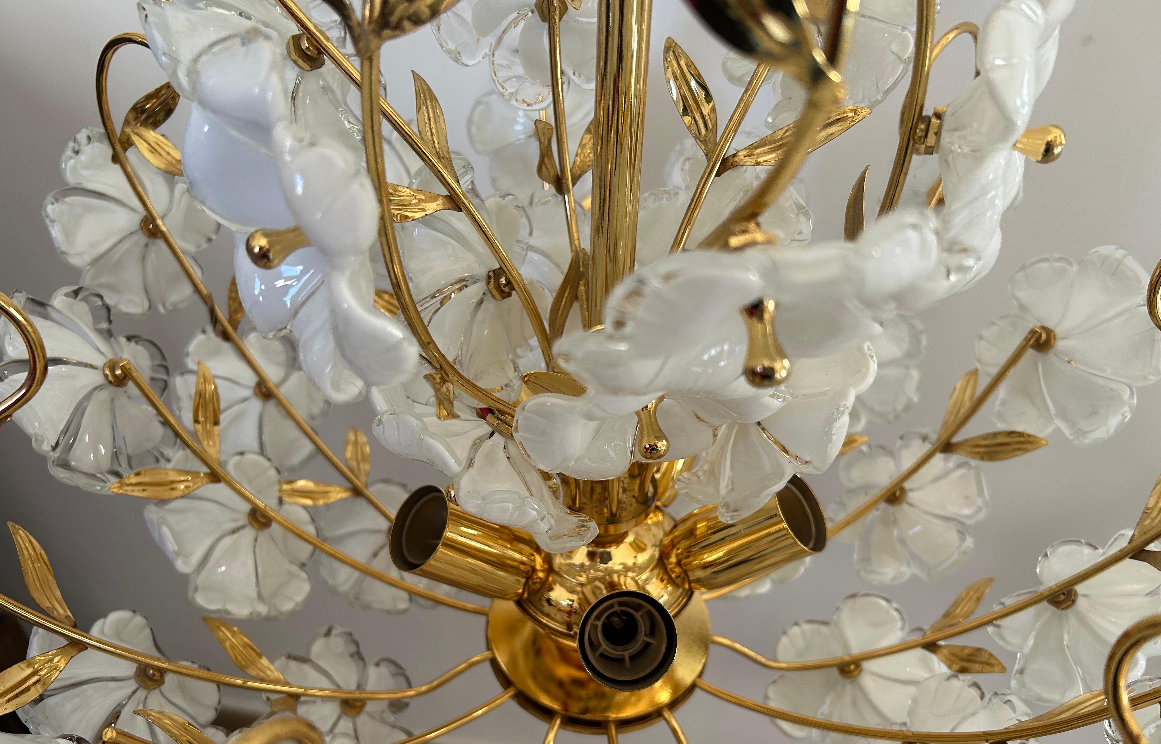Dew and Gold, Majestic Murano White Flowers Chandelier, 1980's (Moderne der Mitte des Jahrhunderts) im Angebot