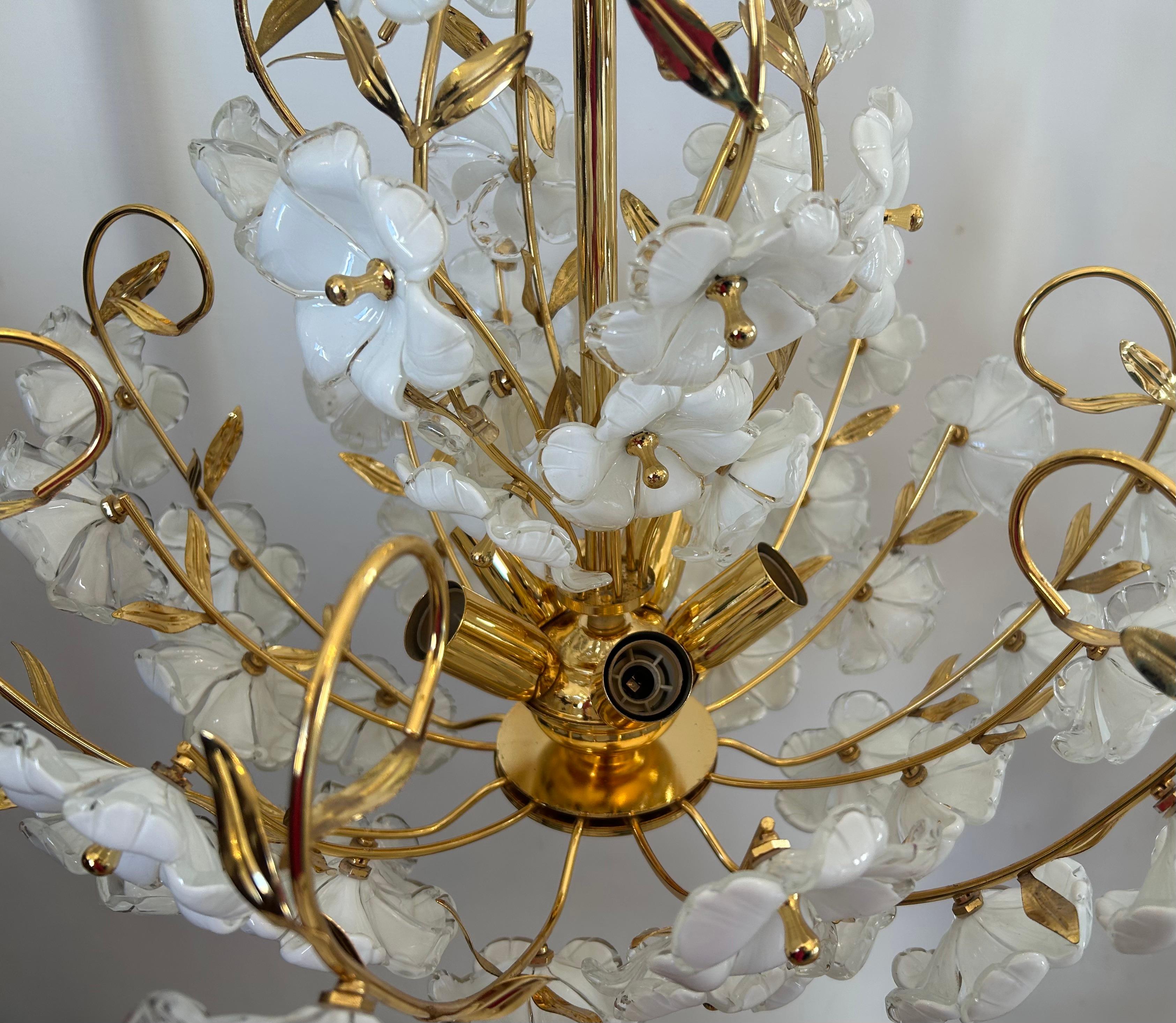 Dew and Gold, Majestic Murano White Flowers Chandelier, 1980's (Italienisch) im Angebot