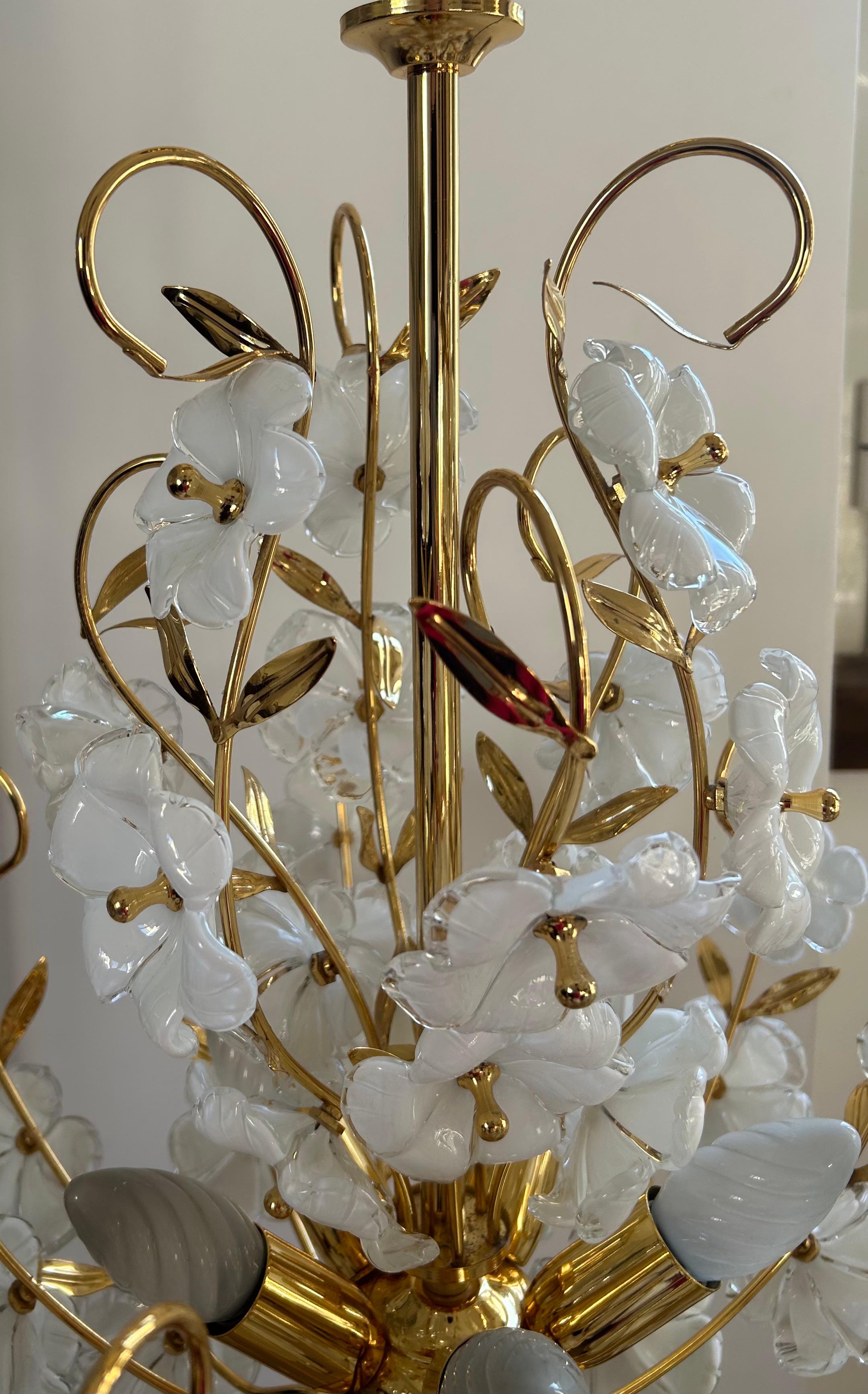 Dew and Gold, Majestic Murano White Flowers Chandelier, 1980's (Handgefertigt) im Angebot