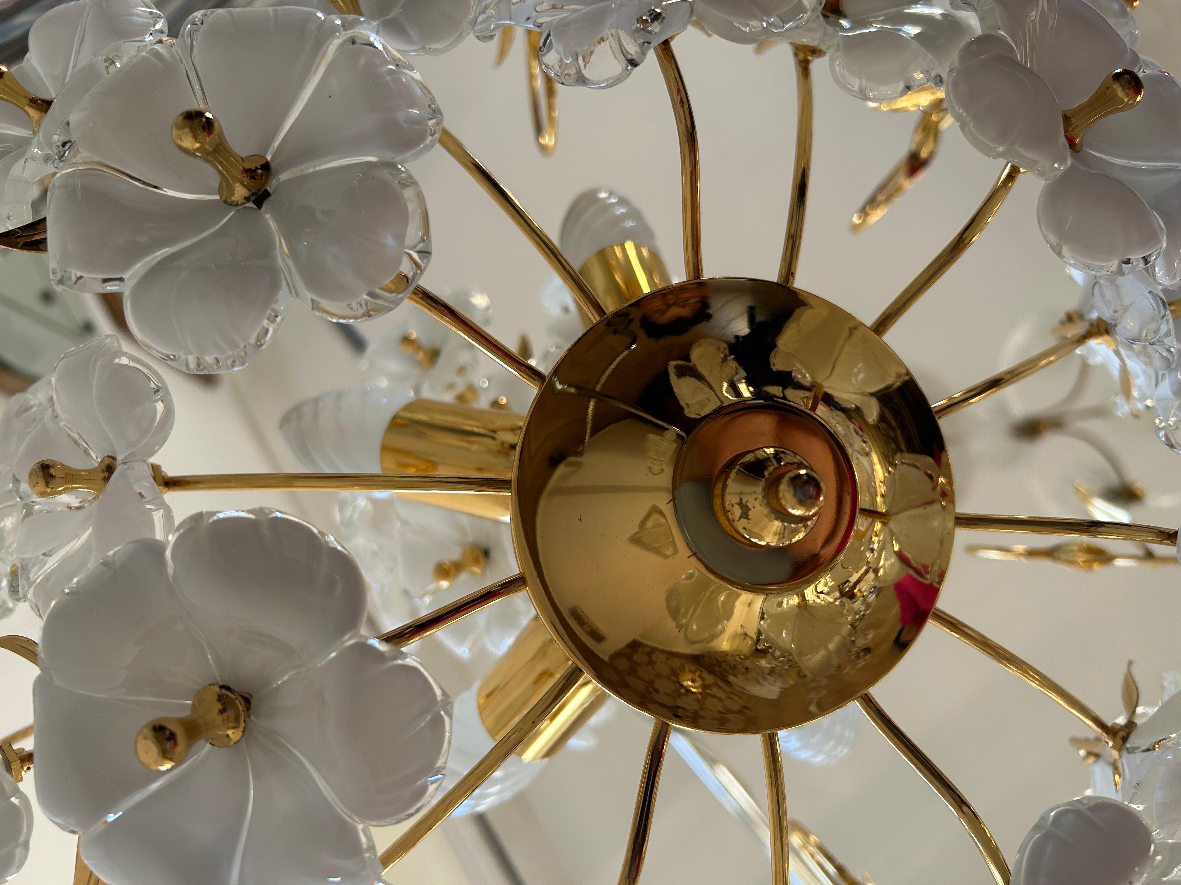 Dew and Gold, Majestic Murano White Flowers Chandelier, 1980's im Zustand „Gut“ im Angebot in Budapest, HU