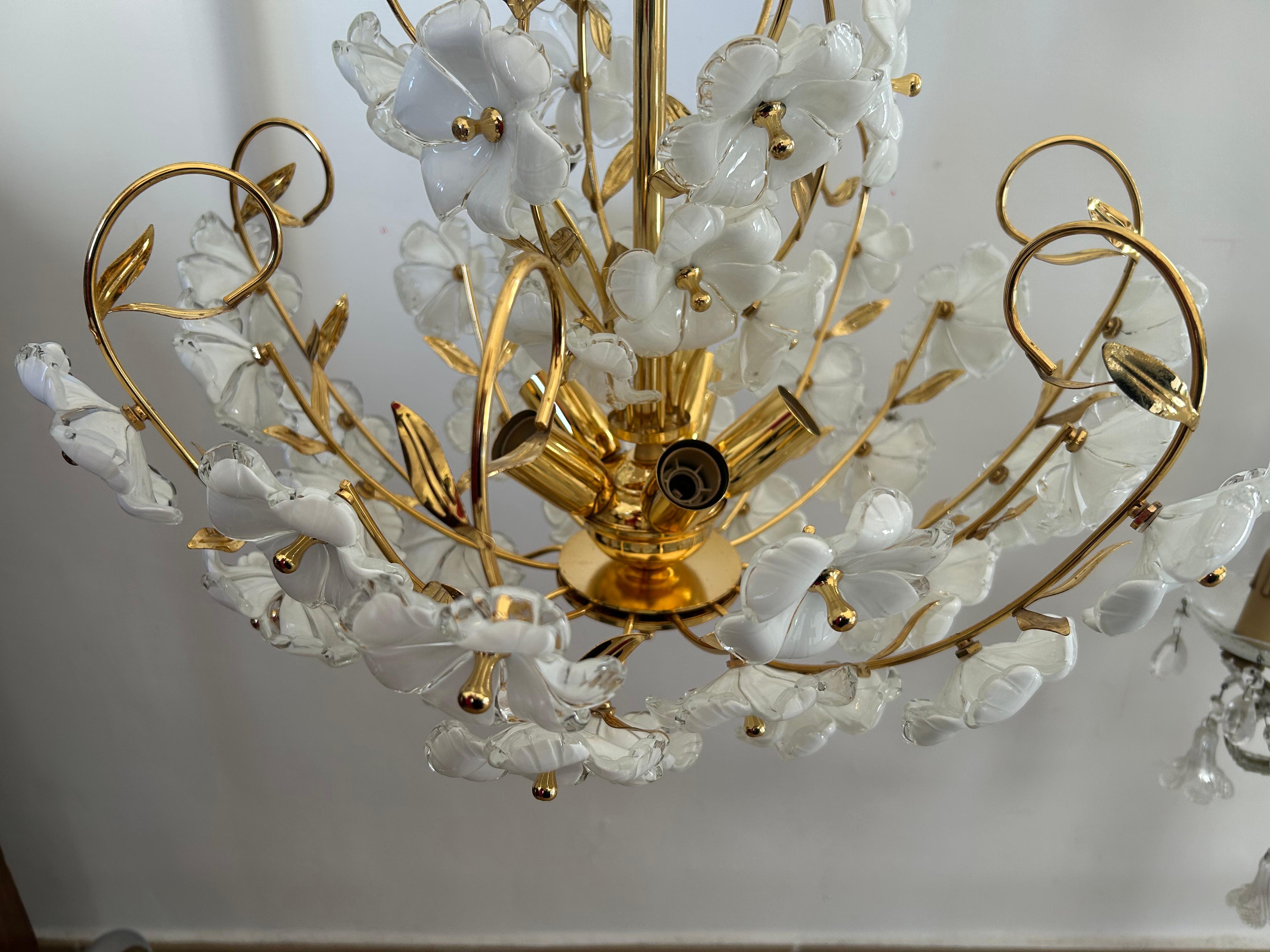 Dew and Gold, Majestic Murano White Flowers Chandelier, 1980's (Ende des 20. Jahrhunderts) im Angebot