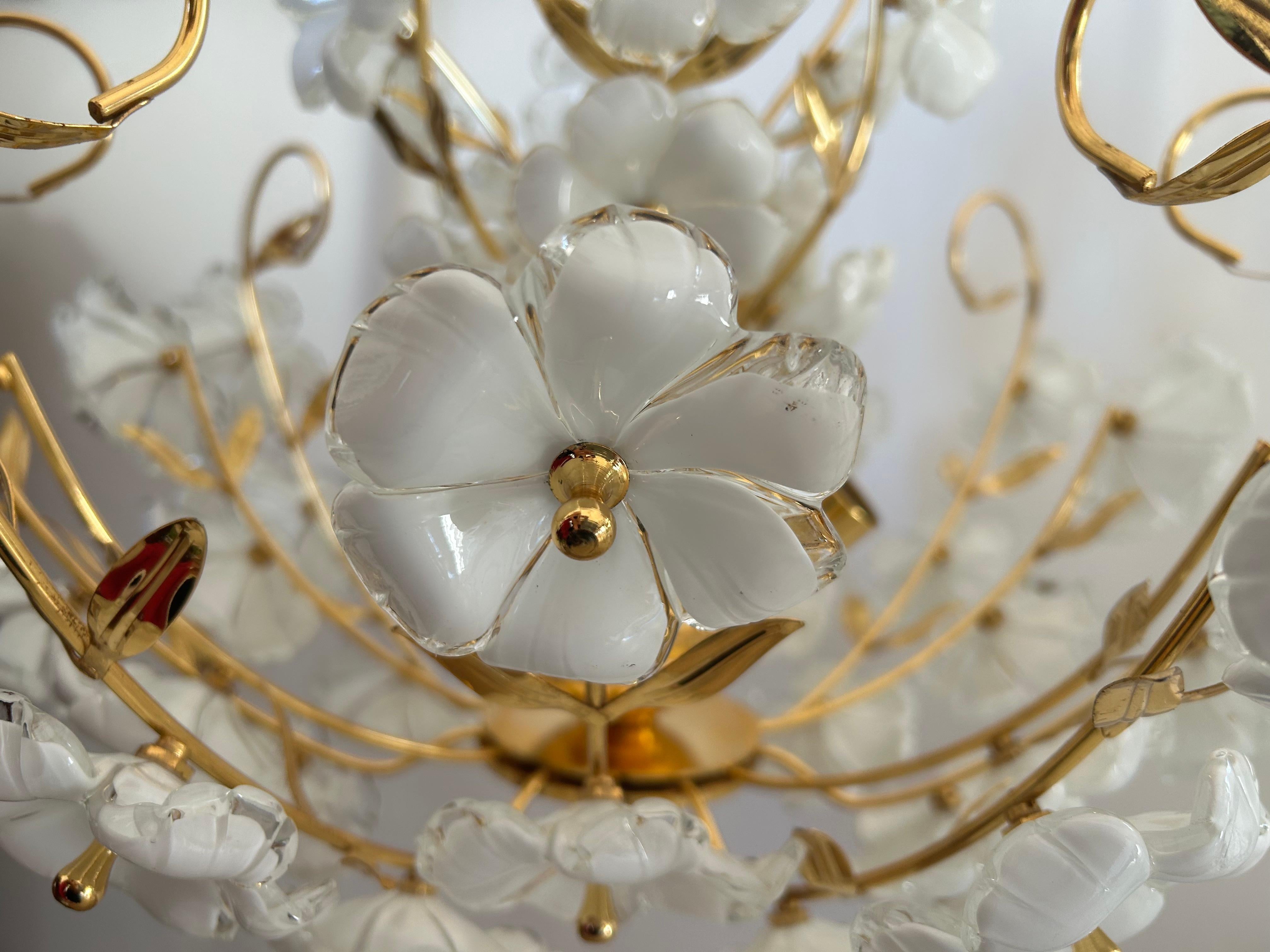 Dew and Gold, Majestic Murano White Flowers Chandelier, 1980's (Metall) im Angebot