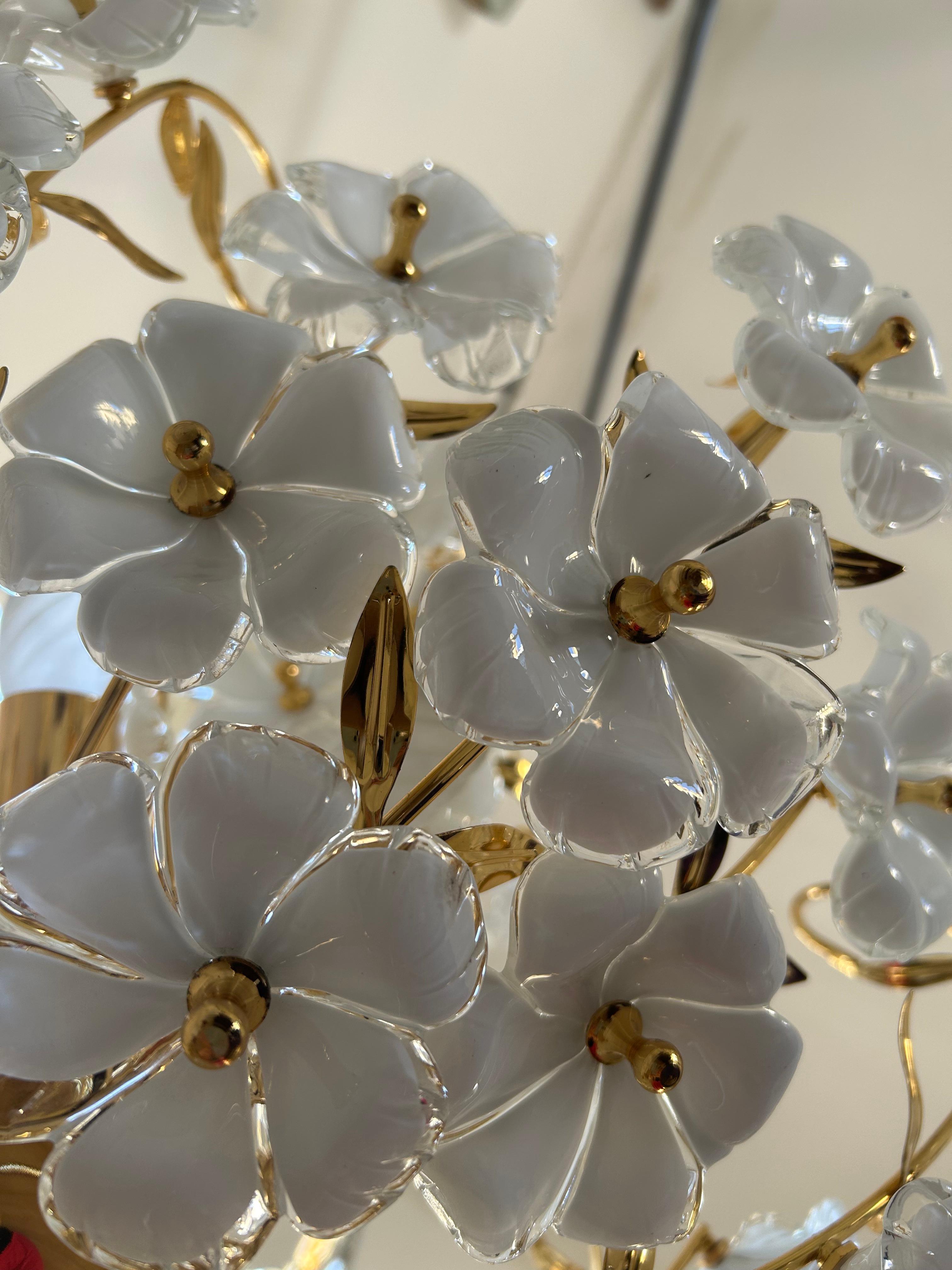 Dew and Gold, Majestic Murano White Flowers Chandelier, 1980's im Angebot 1