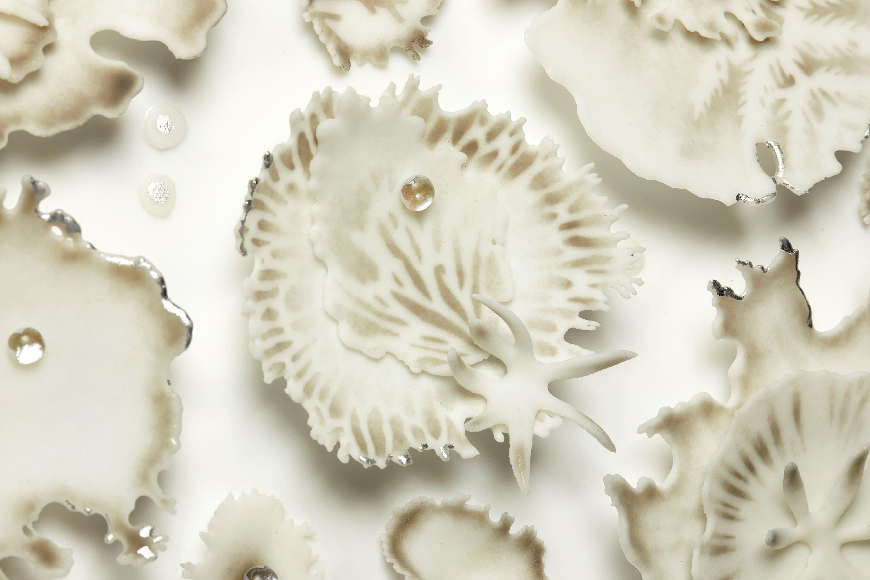 Rocío, obra de arte redonda de cristal blanco con detalles de plata y bronce de Verity Pulford Moderno orgánico en venta