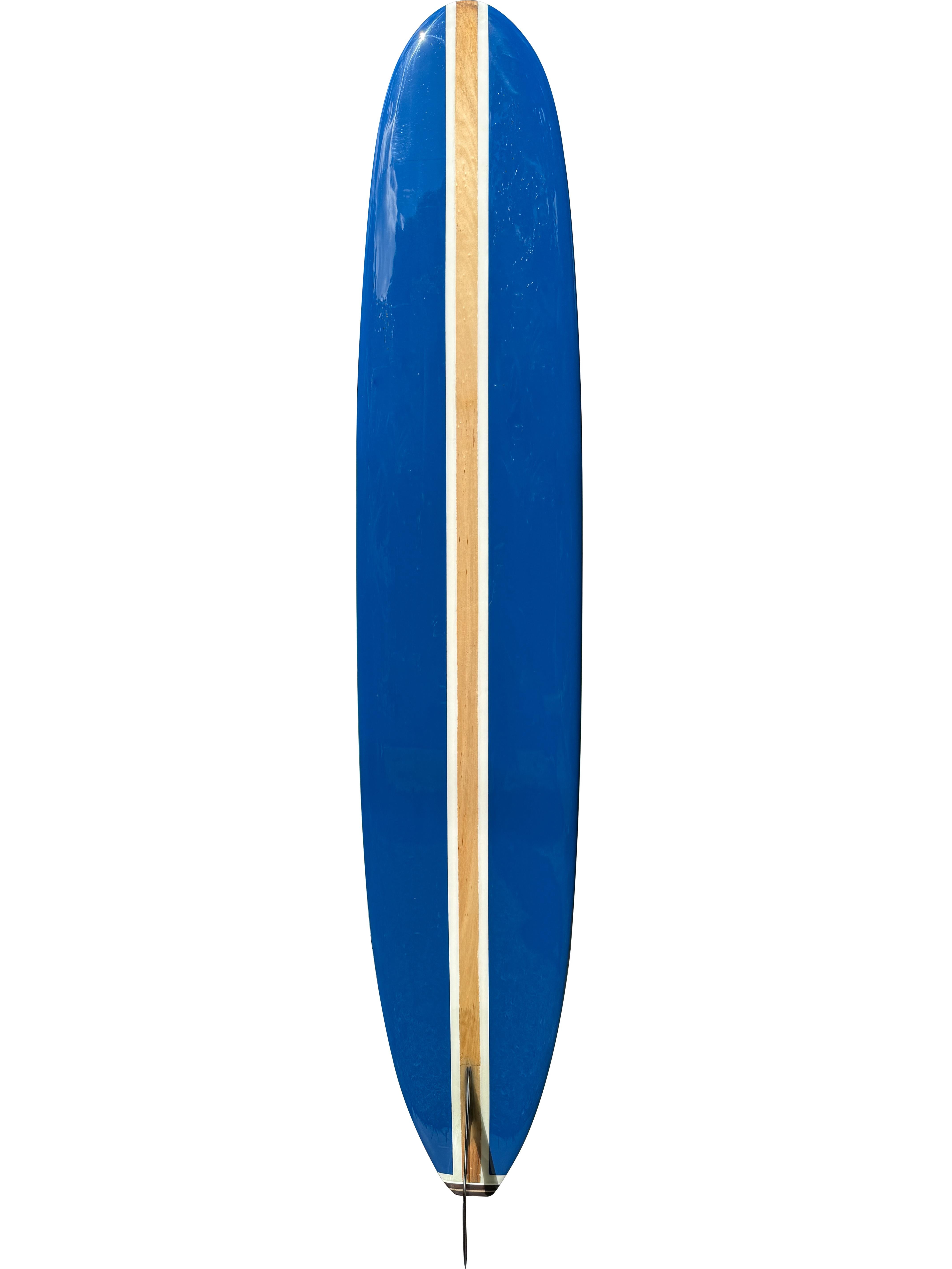 Découvrez un véritable joyau de l'histoire du surf avec ce longboard Weber Performer du début des années 1960, mesurant 9'8