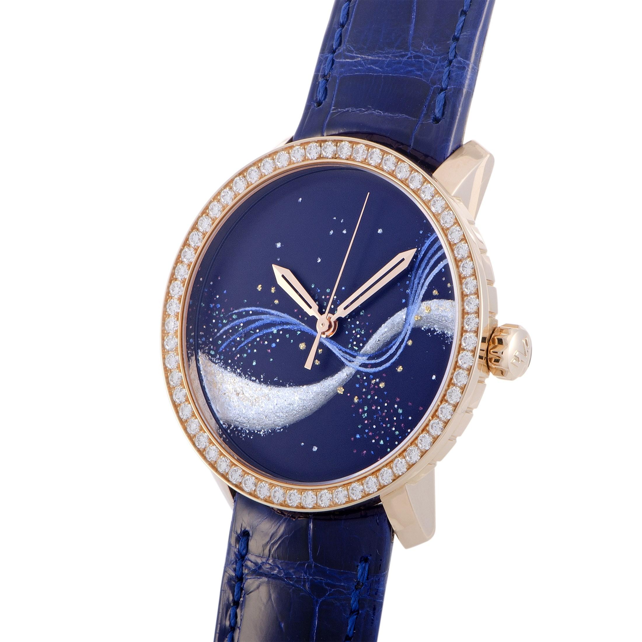 Die DeWitt Classic Lady präsentiert sich mit einem Gehäuse aus 18 Karat Roségold, das mit einer diamantbesetzten Lünette und einem transparenten Boden ausgestattet ist. Das Gehäuse ist an einem blauen Lederband mit Dornschließe befestigt. Die Uhr