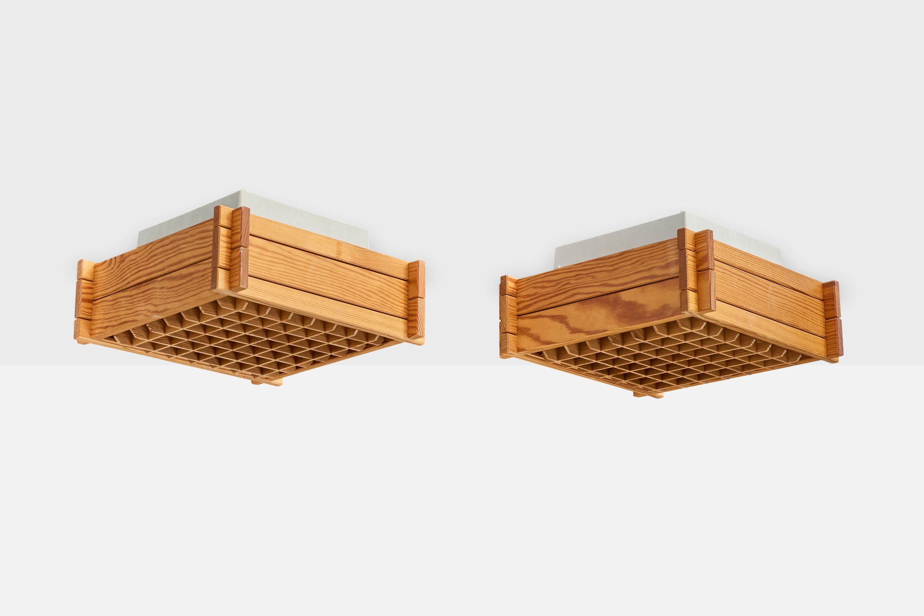 Paire d'encastrements en pin et en métal laqué blanc produits par Dexter, Suède, c. années 1980.

Très légères rayures et zones d'usure sur les cadres des montures encastrées. Le bord extérieur supérieur d'un encastrement présente une petite zone de
