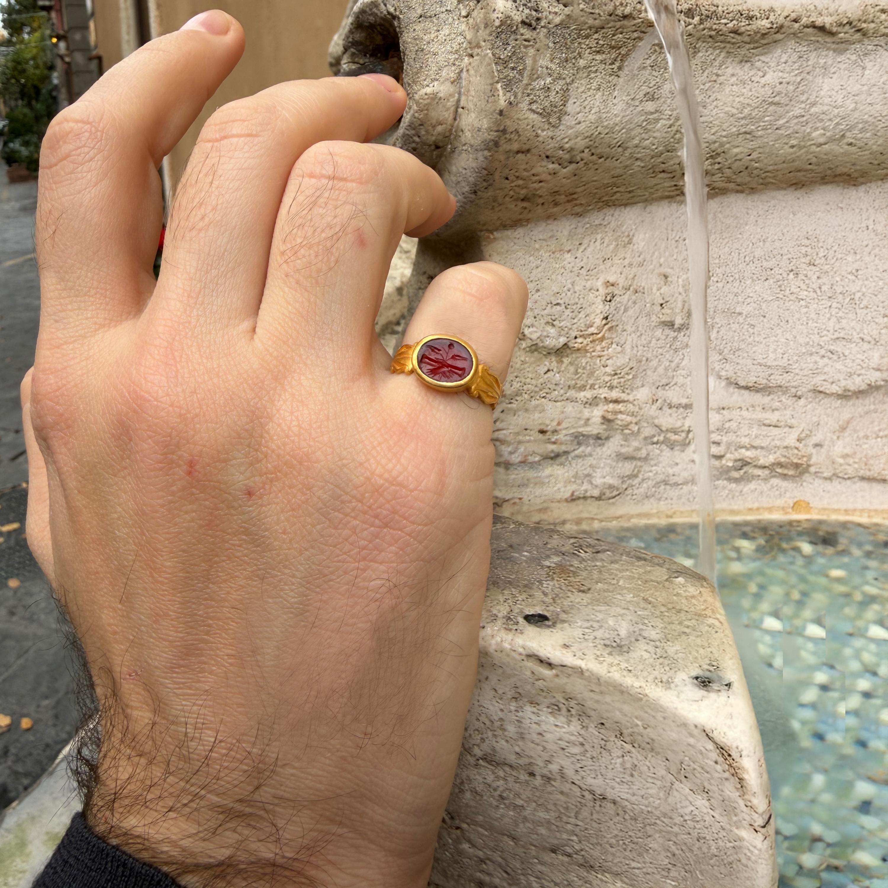 Romano classico DEXTRARUM IUNCTIO Antico anello calcografico romano del I-II secolo. Anello ADS in oro 22 Kt in vendita