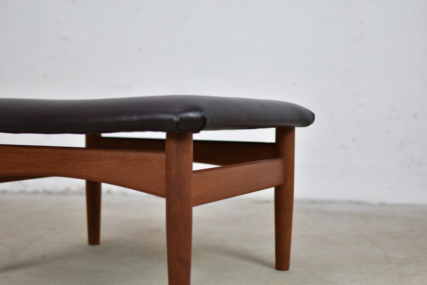 Mid-Century Modern foot stool by Finn Juhl for France & Søn, Denmark, 1953. This is ‘Model No. FD 137’ from the Japanese series and features a teak frame and patinated brown leather upholstery. Labeled underneath.