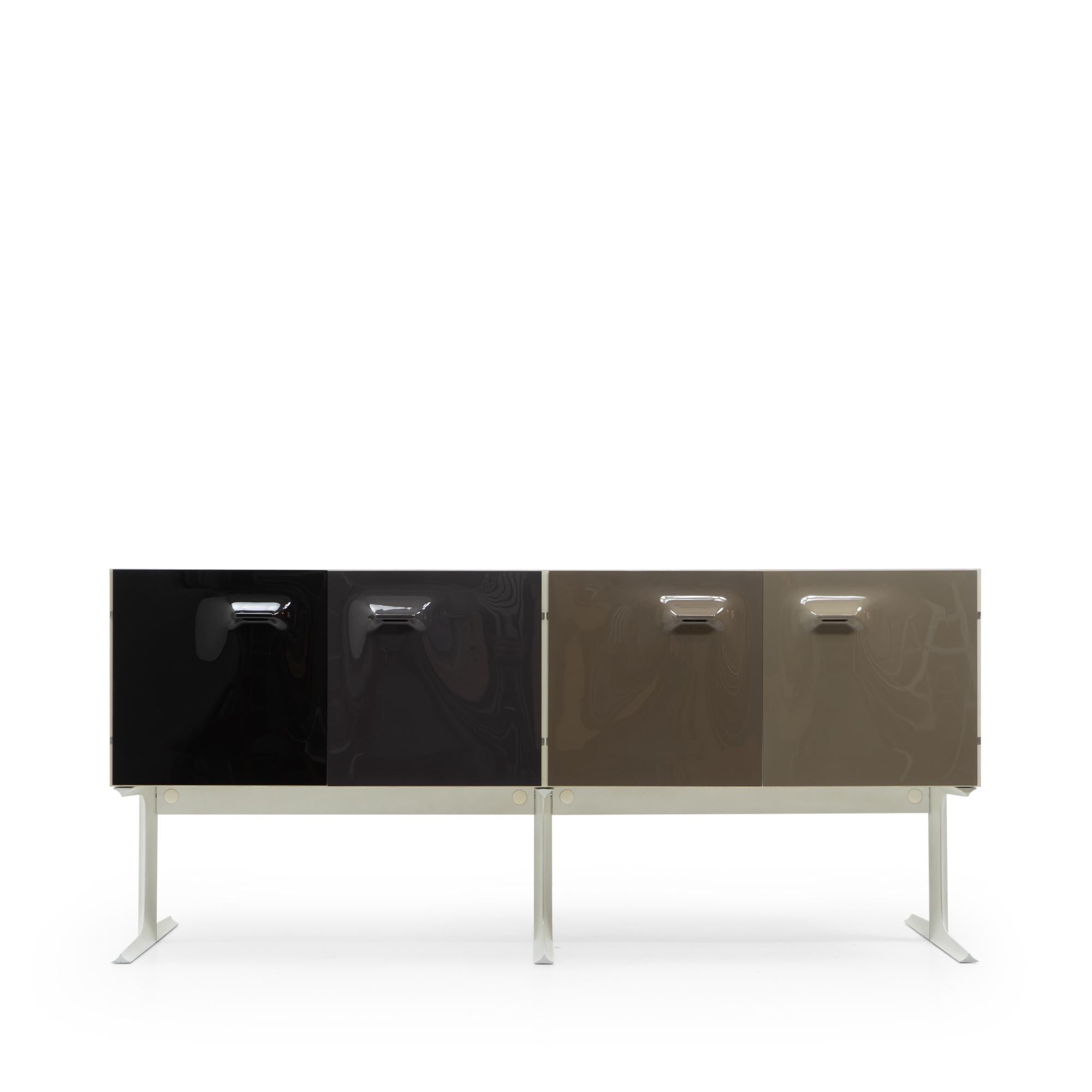 La credenza può essere posizionata contro una parete o utilizzata per dividere uno spazio, grazie alle sue ante bifacciali.

Questo modello comprende diversi scompartimenti con pratici vassoi, preceduti da pannelli in plastica stampata in una