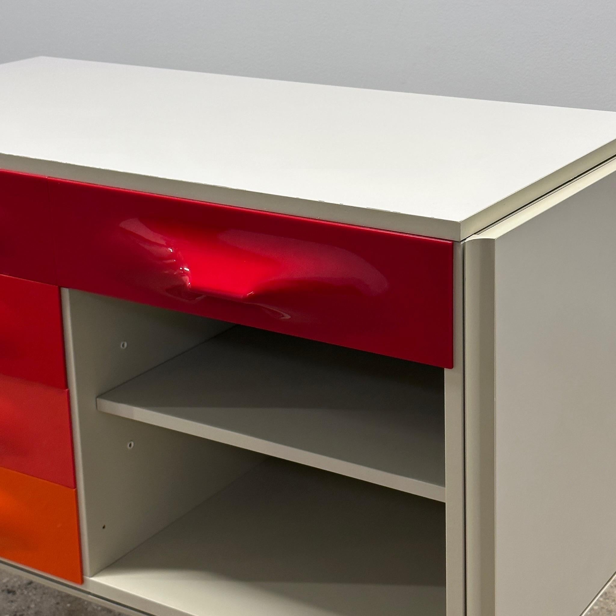 c. 1960s. Prodotto in Francia. Raro pezzo di storia del design con ante e cassetti in plastica ABS. La scrivania è estraibile, vedi immagini. 