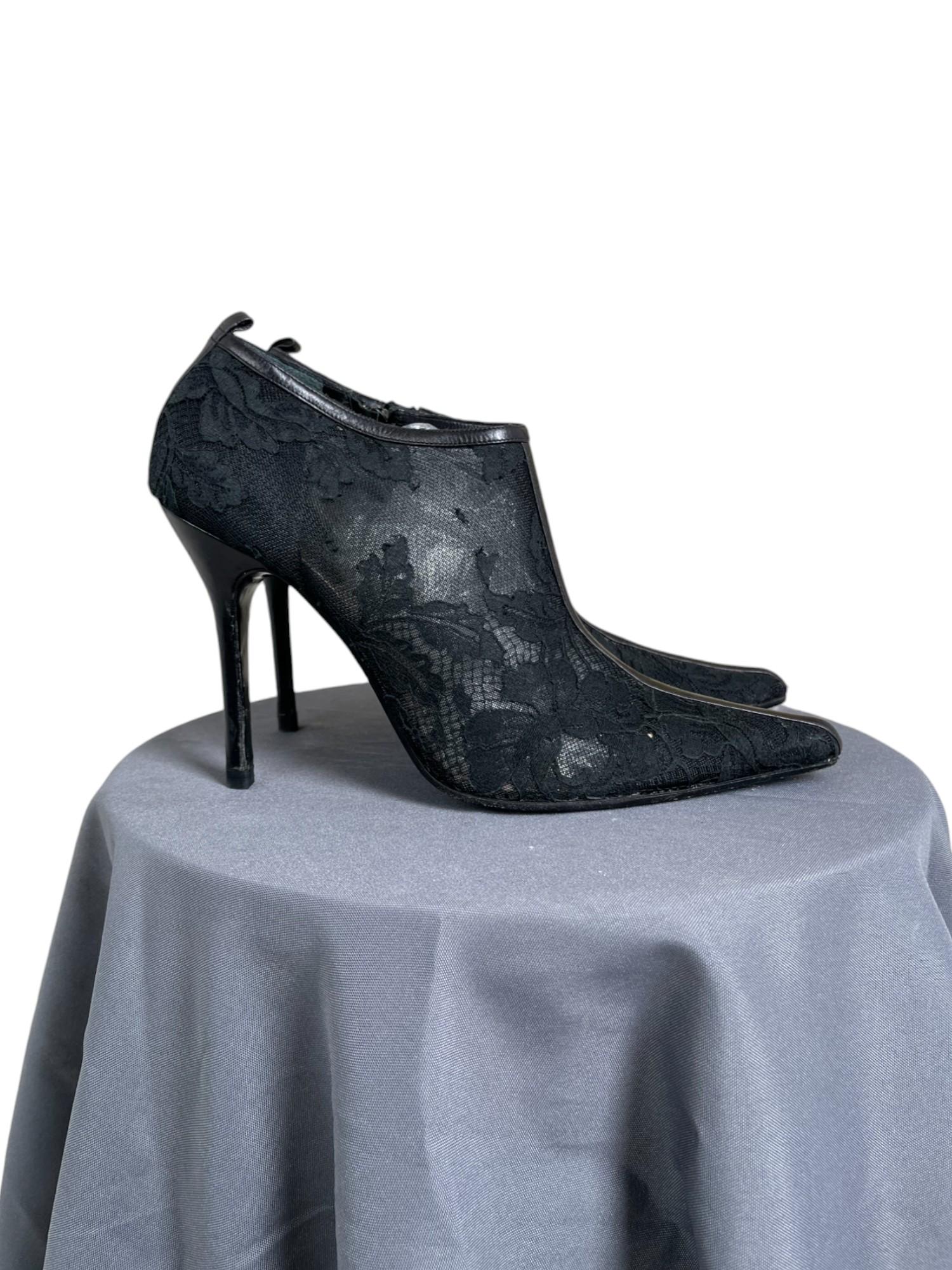 - Designed by Dolce&Gabbana
- Early 2000's
- Floral semitransparent pattern
- Lateral Zip closure
- Pointed tip
- High heels
- Very good condition
- Made in Italy
- Materials: Leather
- Size: 40 IT  7 US

Measurements
Intersole: 22 cm 
Outsole: 24