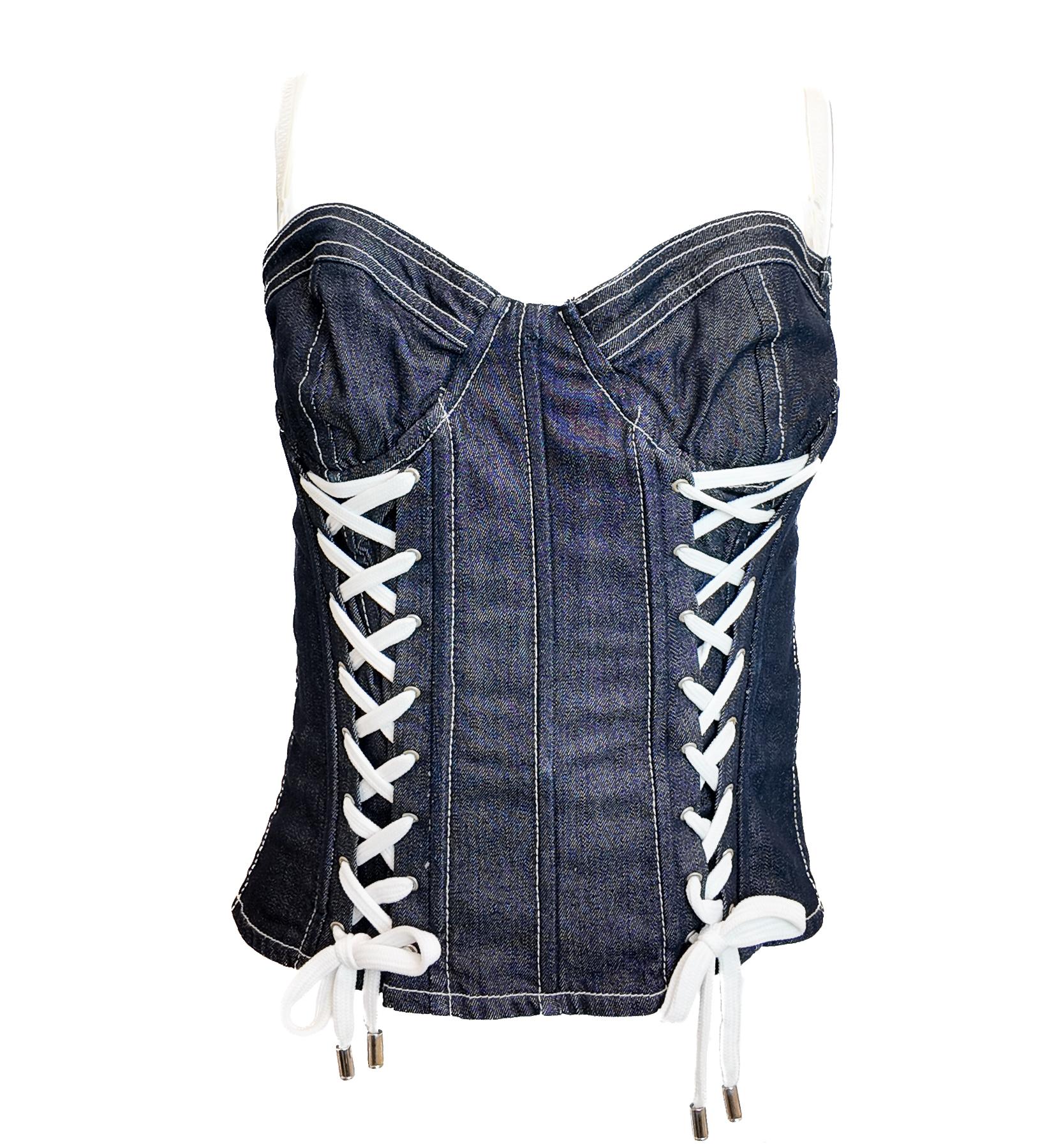 Este Corsé con Cordones D&G 2000s en Denim Oscuro fusiona el atractivo deportivo con la sensualidad sofisticada. Confeccionado en denim oscuro, su característico encorsetado moldea tu silueta con elegancia. Sus versátiles opciones de estilo te