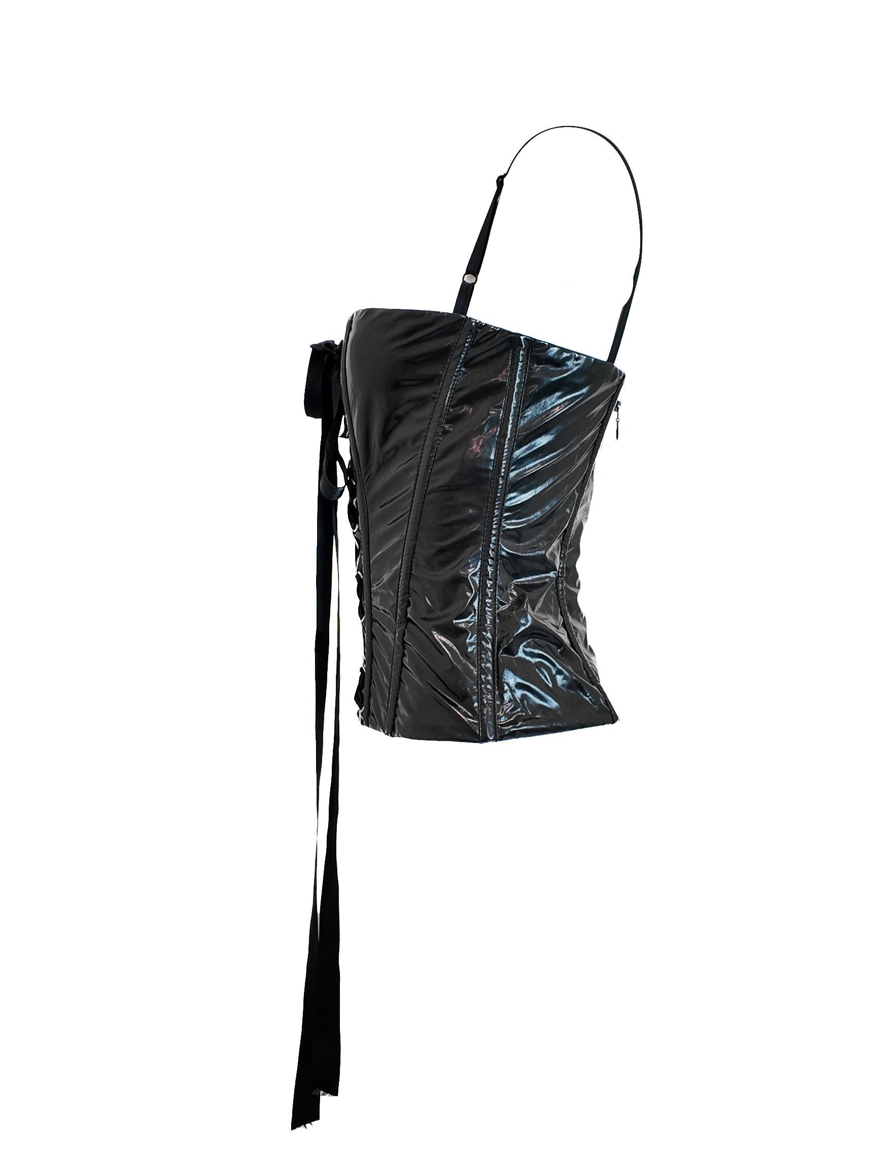 Eleva il tuo look con il bustier in vernice vinilica nera di D.G., caratterizzato da un elegante dettaglio in nastro di raso. Questo pezzo sofisticato aggiunge un tocco di audacia, perfetto per creare un costume di Halloween da vampiro o per fare