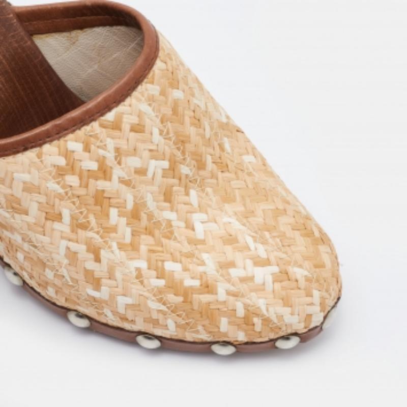 These sandals are chic and constructed with care for a great fit. Crafted from quality materials, they are durable, easy to style, and fabulous, with comfortable interiors, artful designing and beautiful uppers.