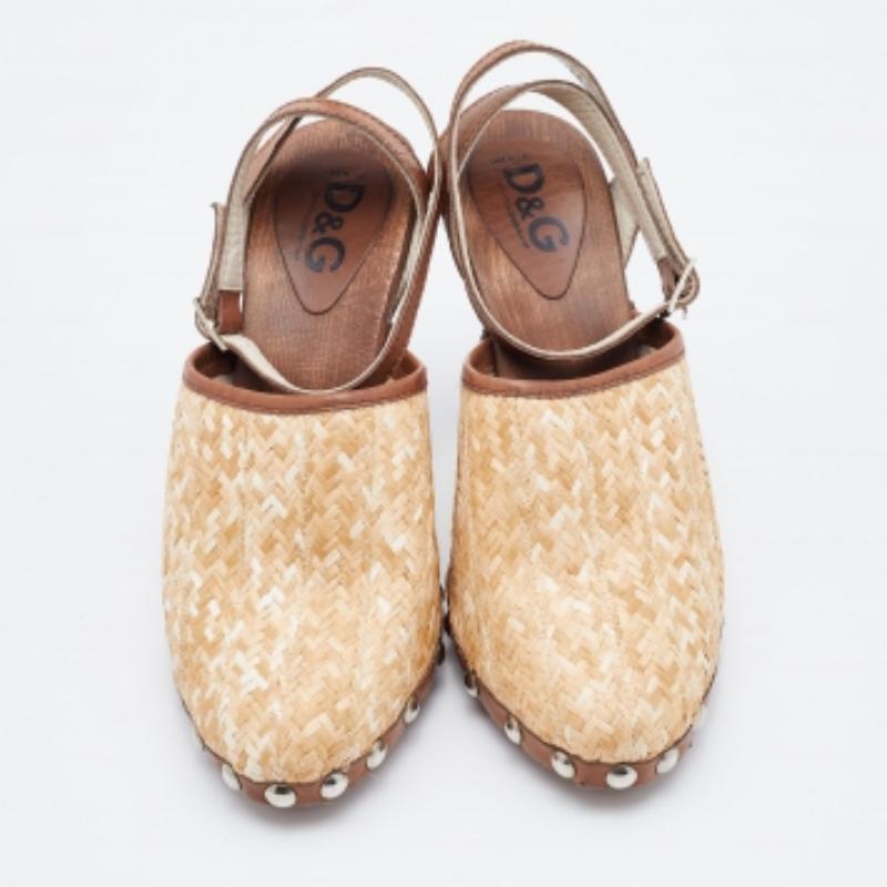 D&G Beige/Brown Raffia and Leather Ankle Strap Clog Sandals Size 38 In Good Condition For Sale In Dubai, Al Qouz 2