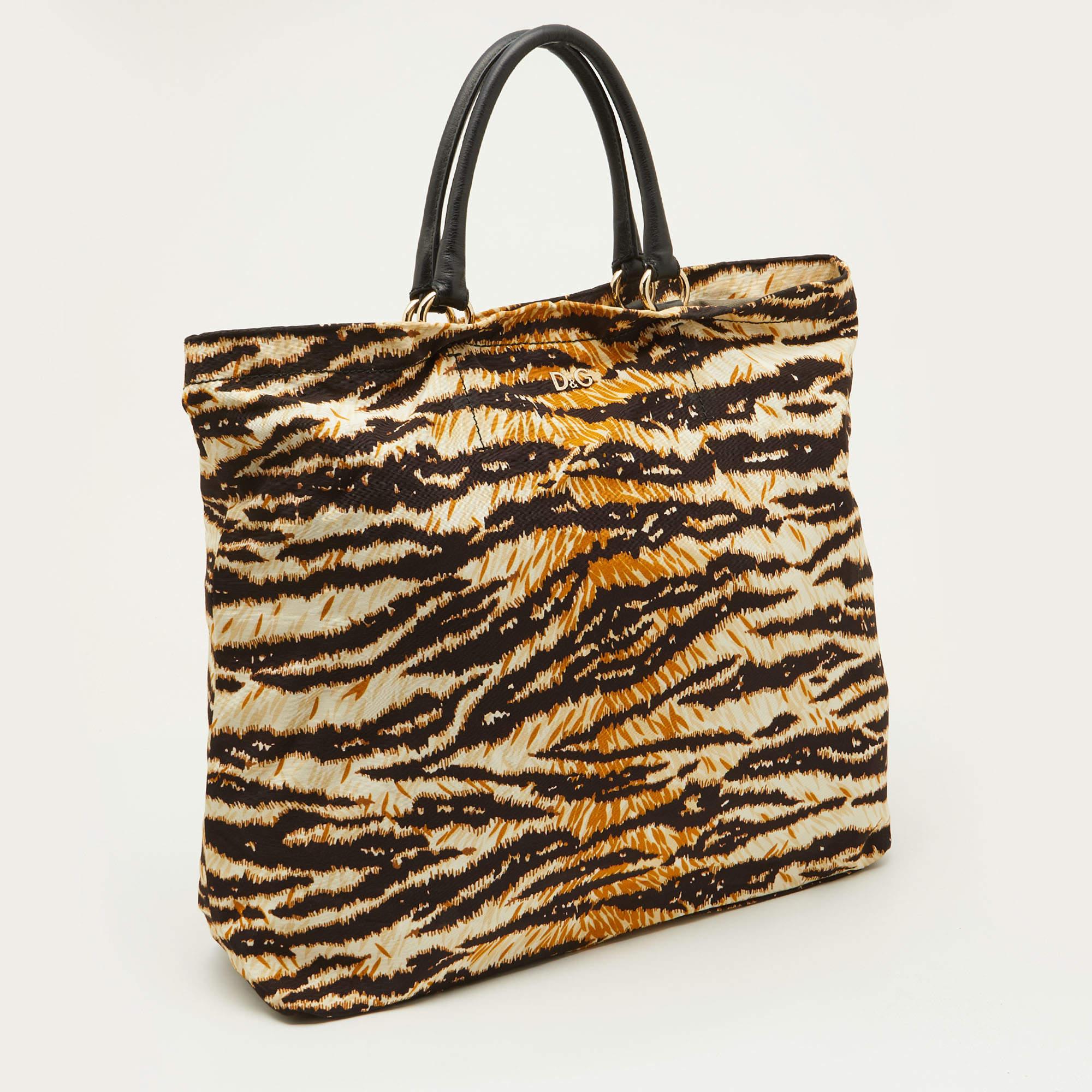 This D&G tote is a result of blending high crafting skills with a practical design. It arrives with a durable exterior completed by luxe detailing. It is an accessory that you can count on.

