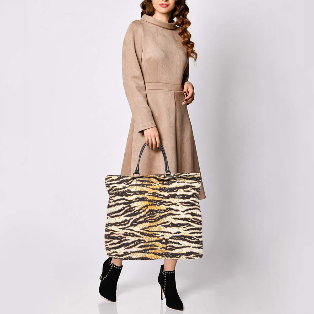 D&G Kori Shopper-Tasche aus Segeltuch mit Zebradruck in Brown/Beige im Zustand „Gut“ im Angebot in Dubai, Al Qouz 2