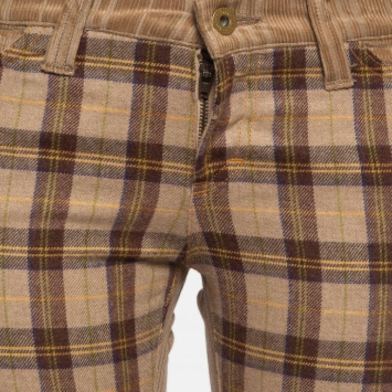 Valorizza il tuo abbigliamento con questo paio di pantaloni di Dolce & Gabbana. Disegnato in una silhouette e in una vestibilità classiche con un misto lana a quadri e velluto a coste, questo paio di scarpe è all'insegna dello stile e del comfort.