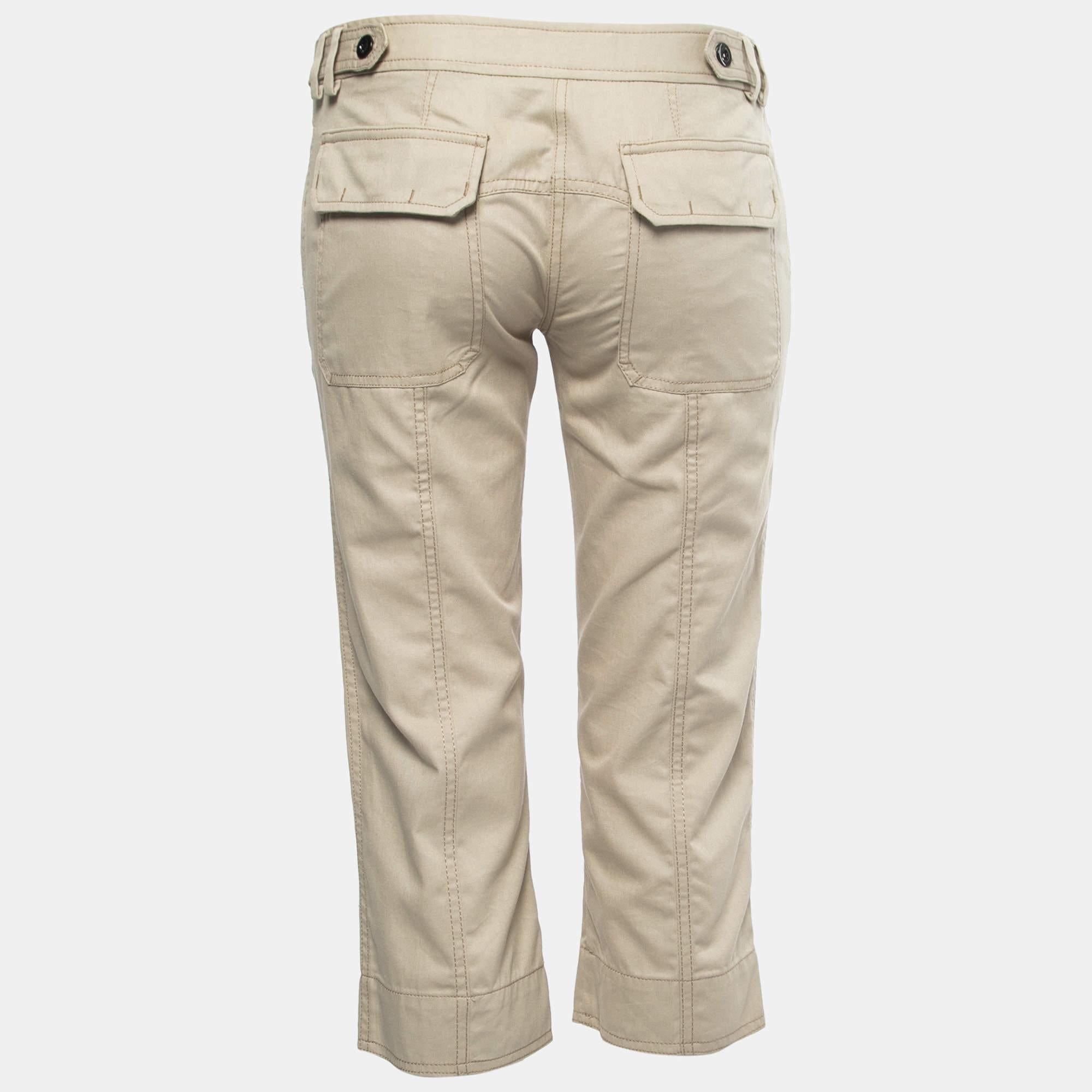 Made from high-quality cotton fabric, these capri pants feature a flattering beige hue, a classic capri length, and a tailored fit. Perfect for casual or semi-formal occasions, they exude effortless elegance.

Includes: Brand tag, Extra Button